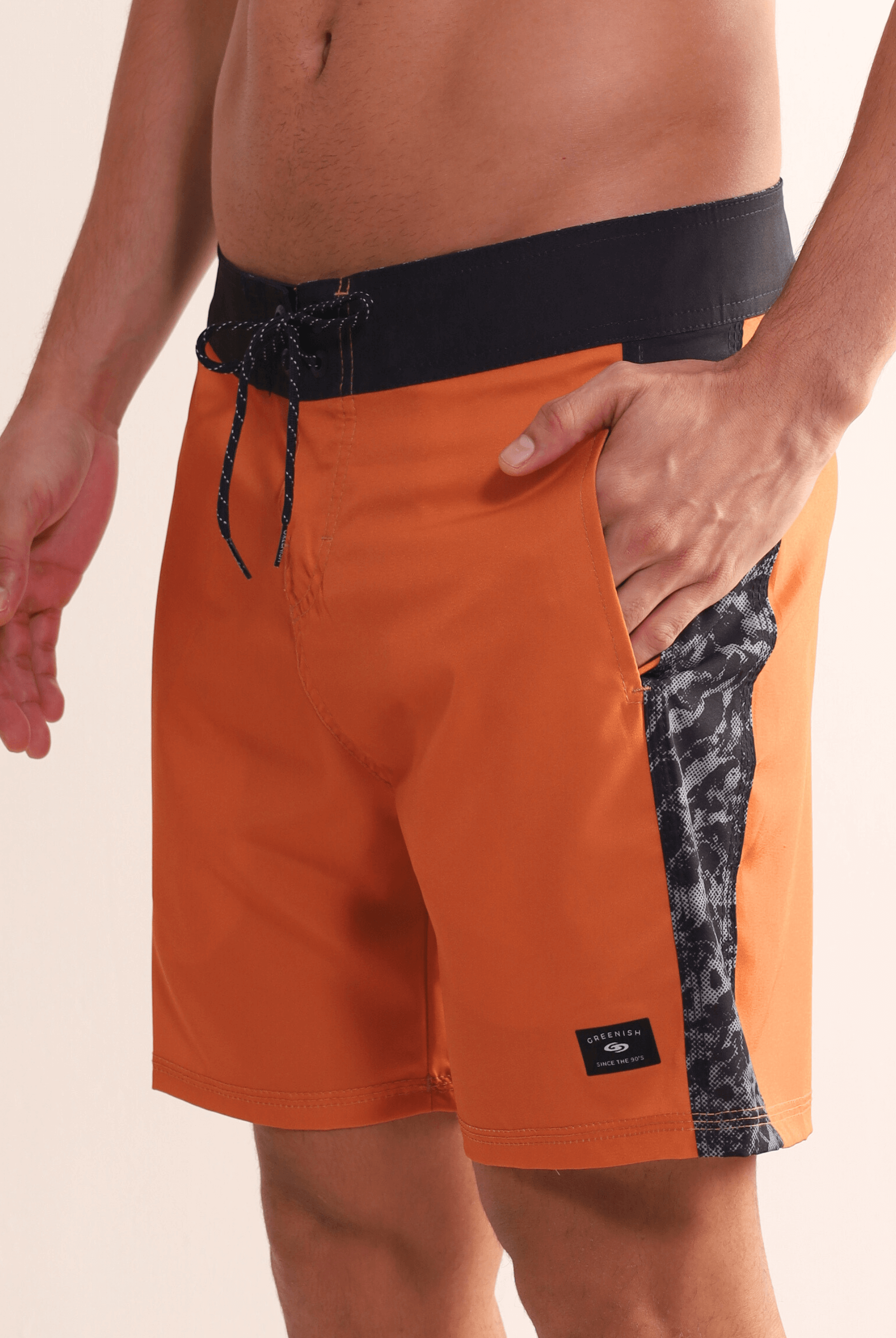 Bermuda Boardwalk Salt Water Texture Amarelo da Greenish com detalhe lateral texturizado, ideal para estilo e conforto no look litorâneo.