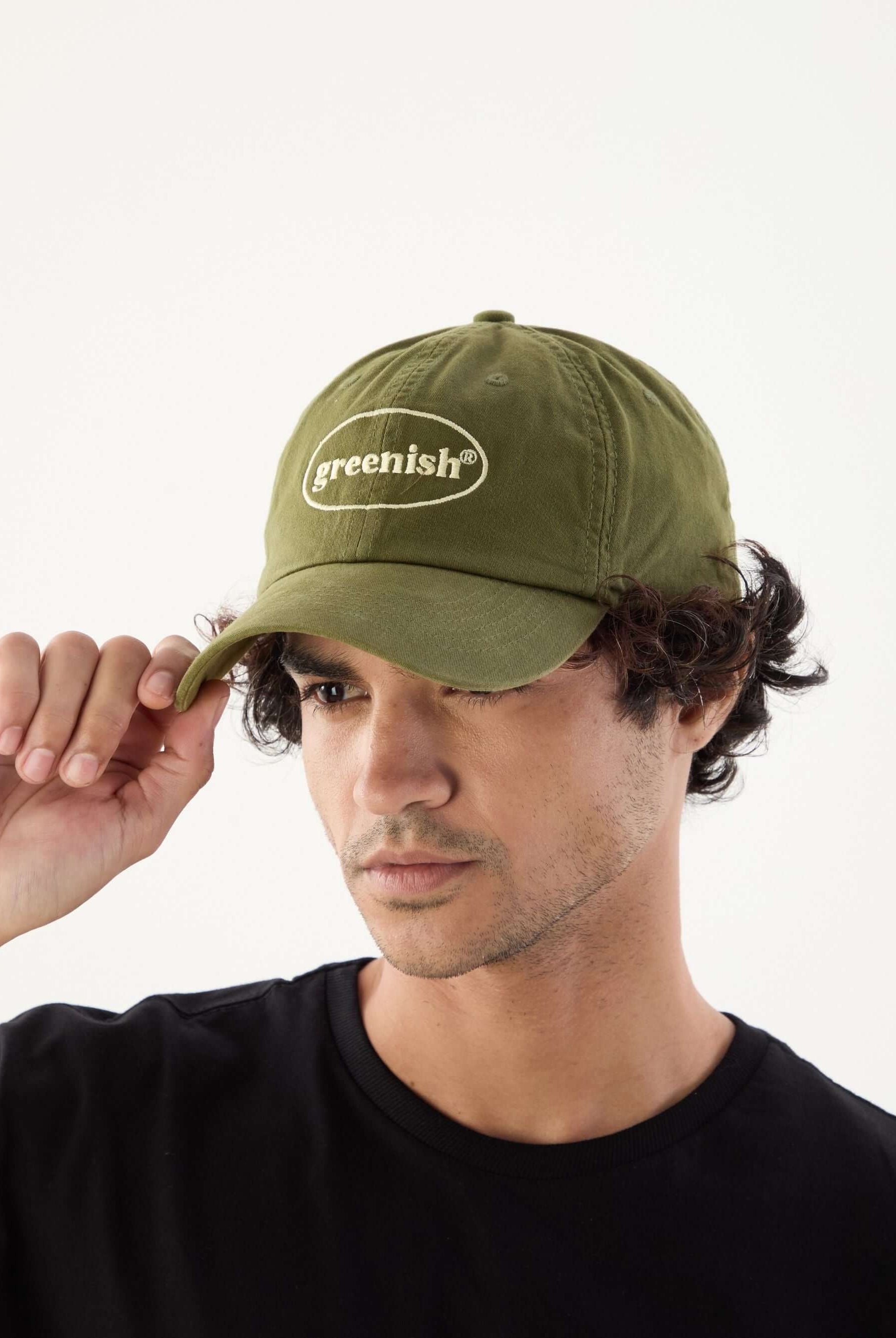 Bone verde com logo Greenish, modelo moderno e casual, ideal para compor looks despojados.