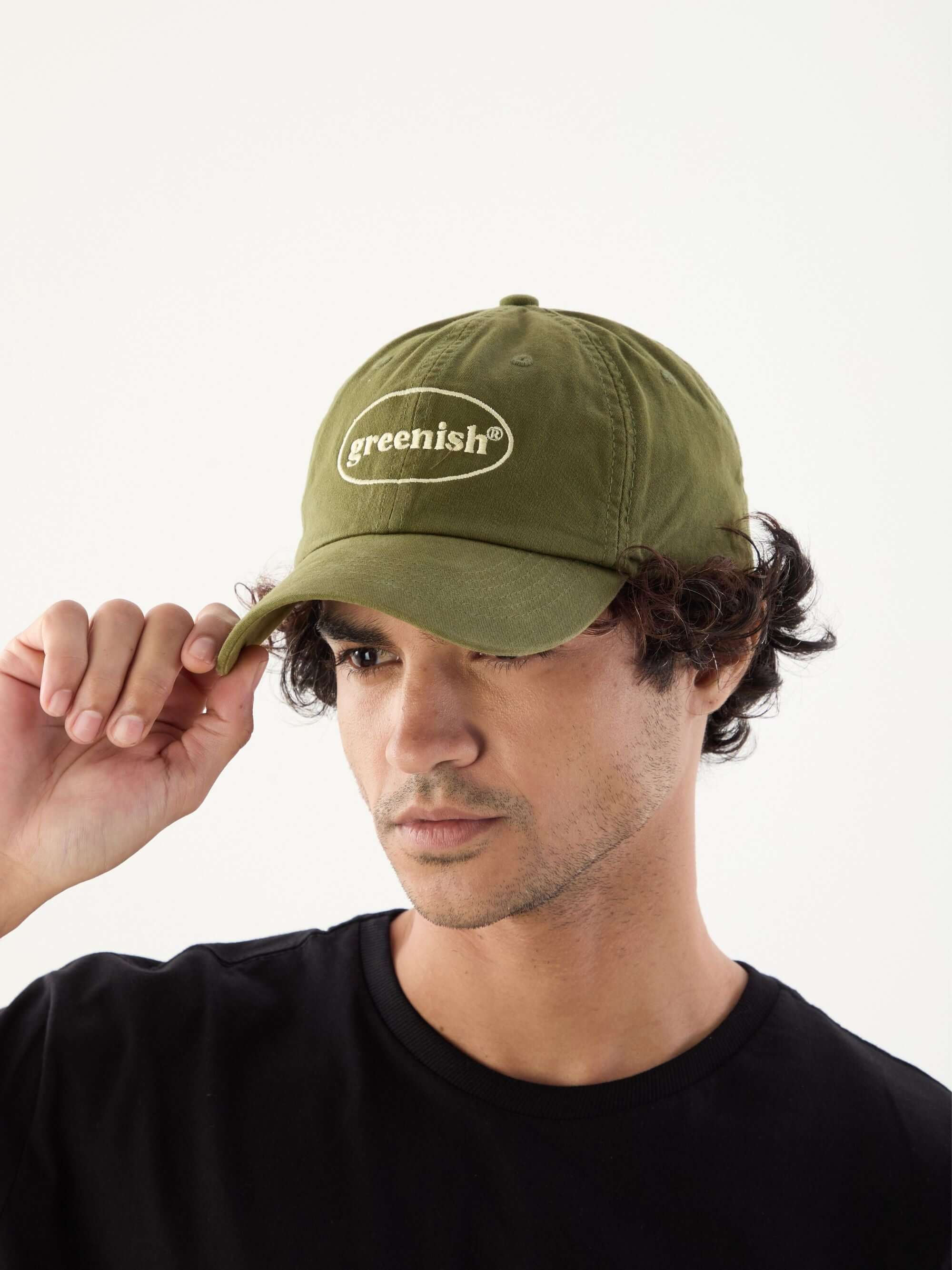 Bone verde com logo Greenish, modelo moderno e casual, ideal para compor looks despojados.