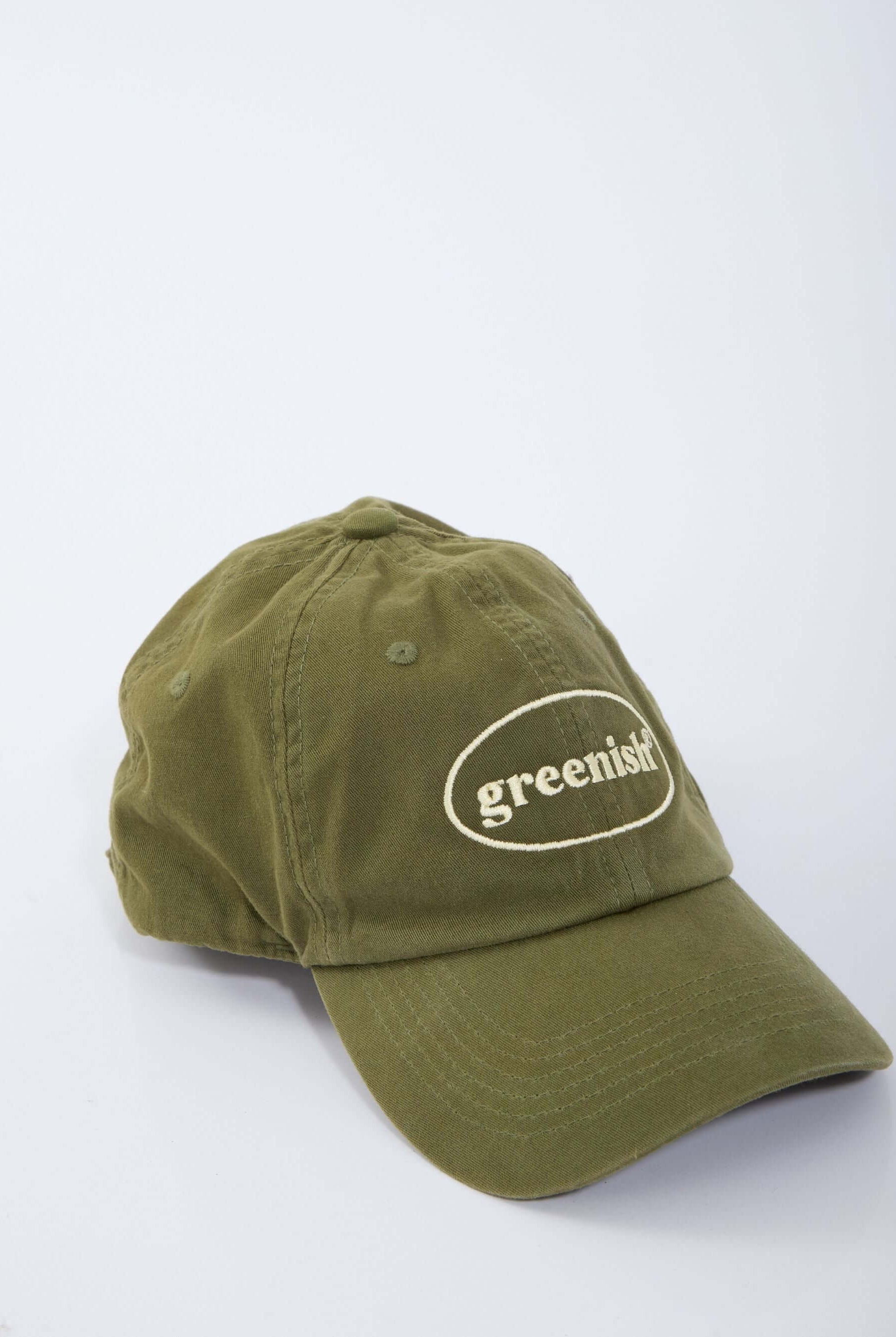 Boné verde com logo da marca Greenish, ideal para um estilo casual e moderno.