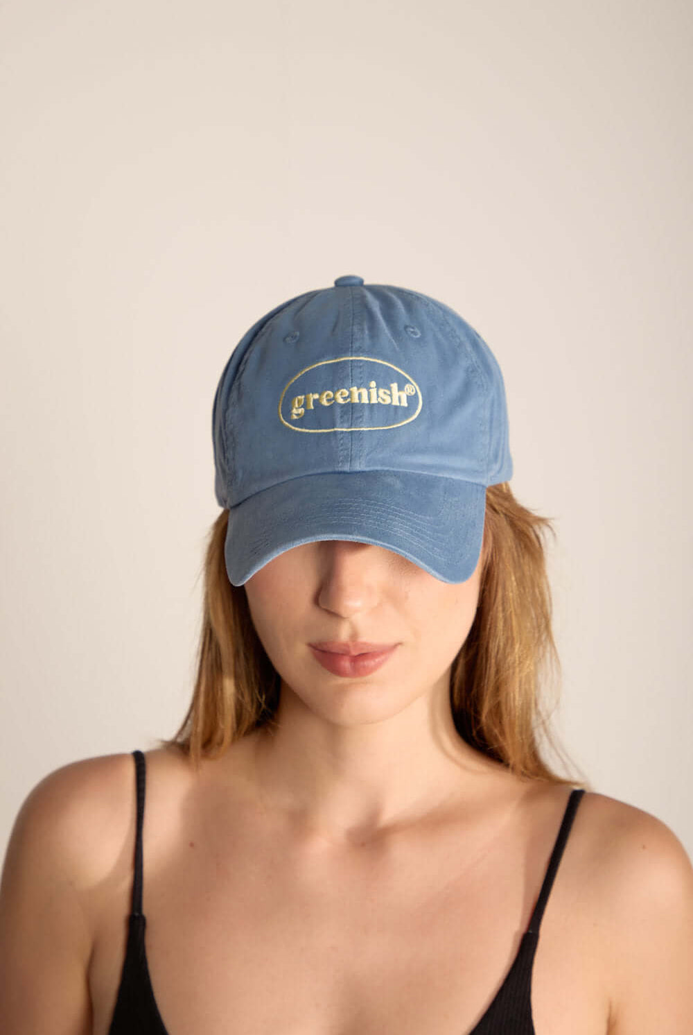 Boné verde claro da marca Greenish, com design clean e bordado exclusivo, ideal para look casual e estilo ao ar livre.