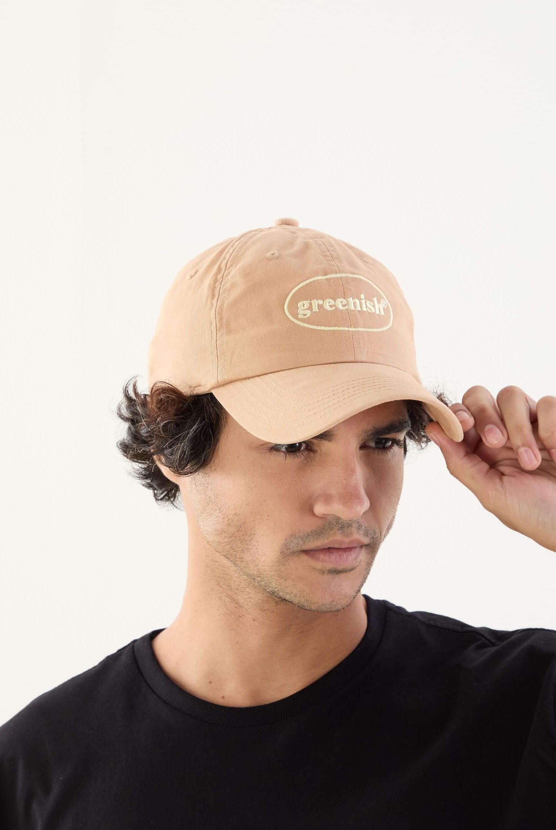 Bone bege com logo Greenish, modelo moderninho, estilo casual, ideal para o dia a dia.
