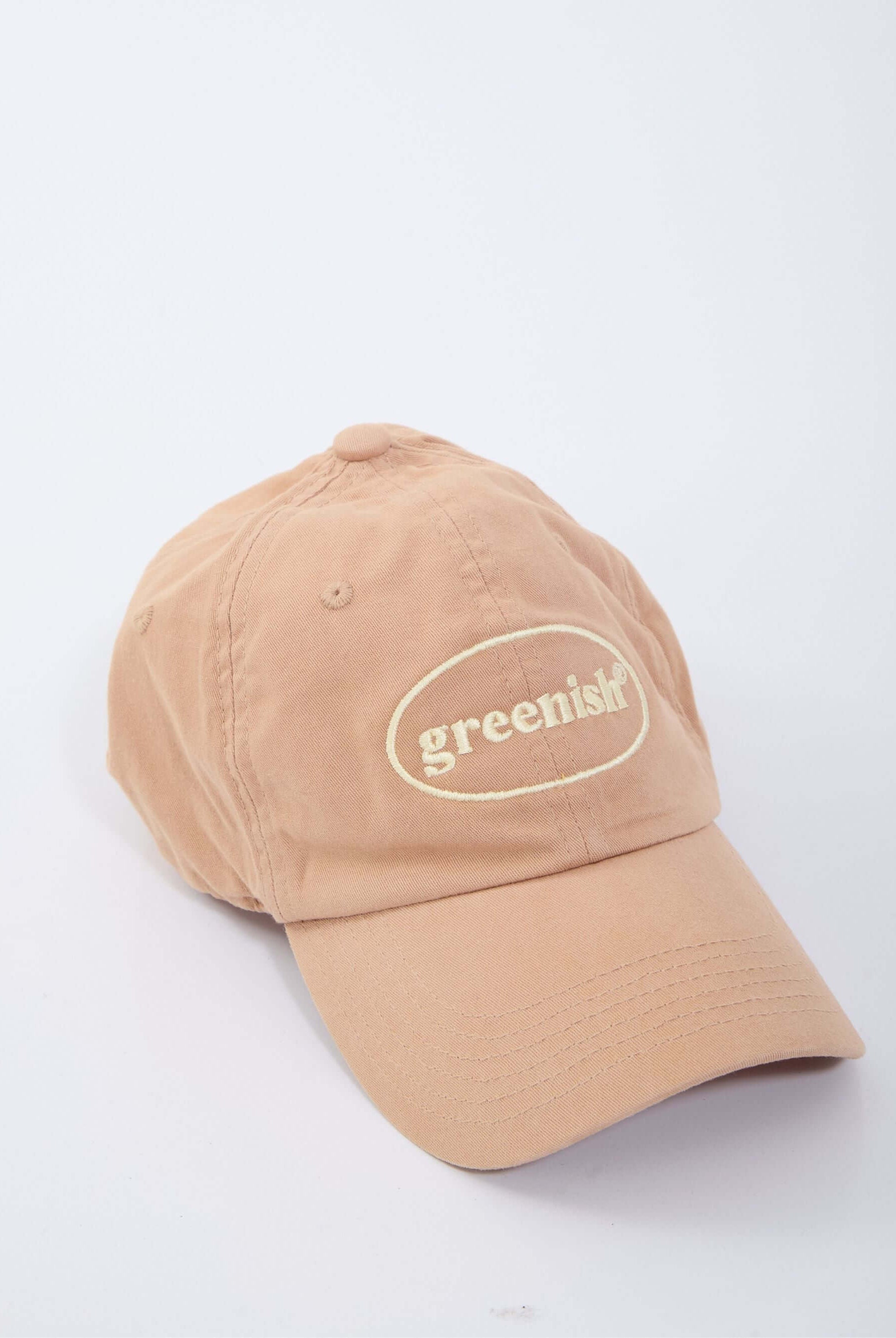 Bone tinturado bege com logo da Greenish, estilo moderno e leve para qualquer ocasião.