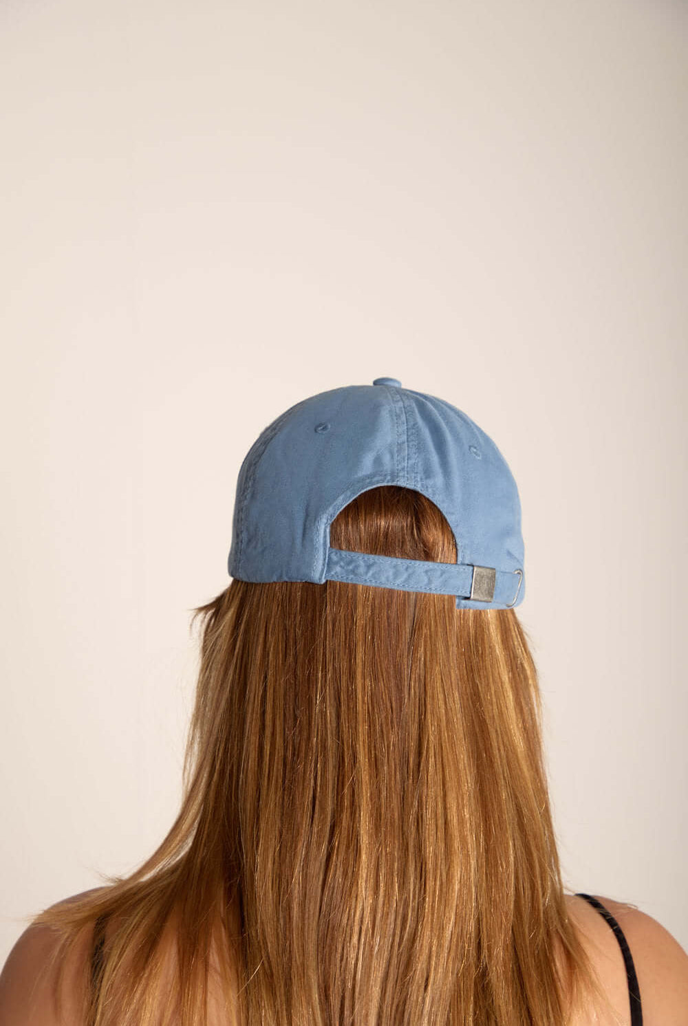 Boné Greenish azul claro visto de costas, ideal para quem busca conforto e estilo ao ar livre.