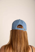 Boné Greenish azul claro visto de costas, ideal para quem busca conforto e estilo ao ar livre.