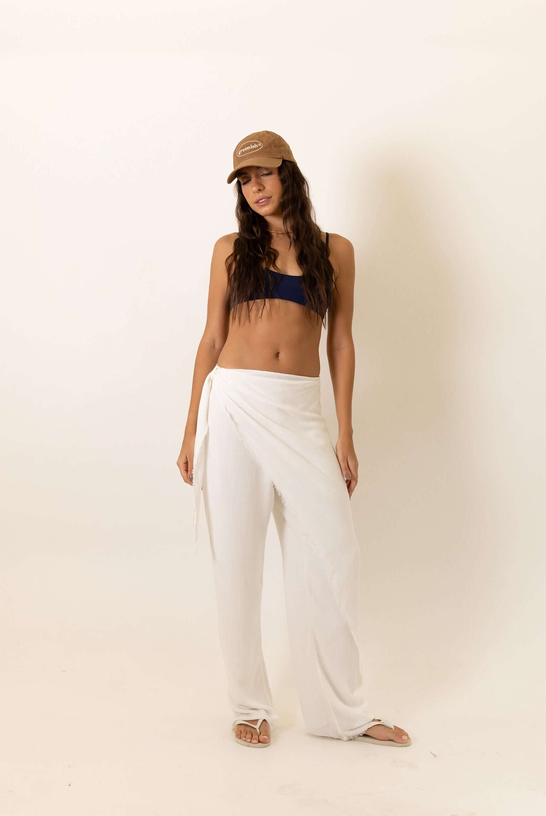 Model wearing Greenish Calça com Aba Rustic - Off White, showcasing elegant style.