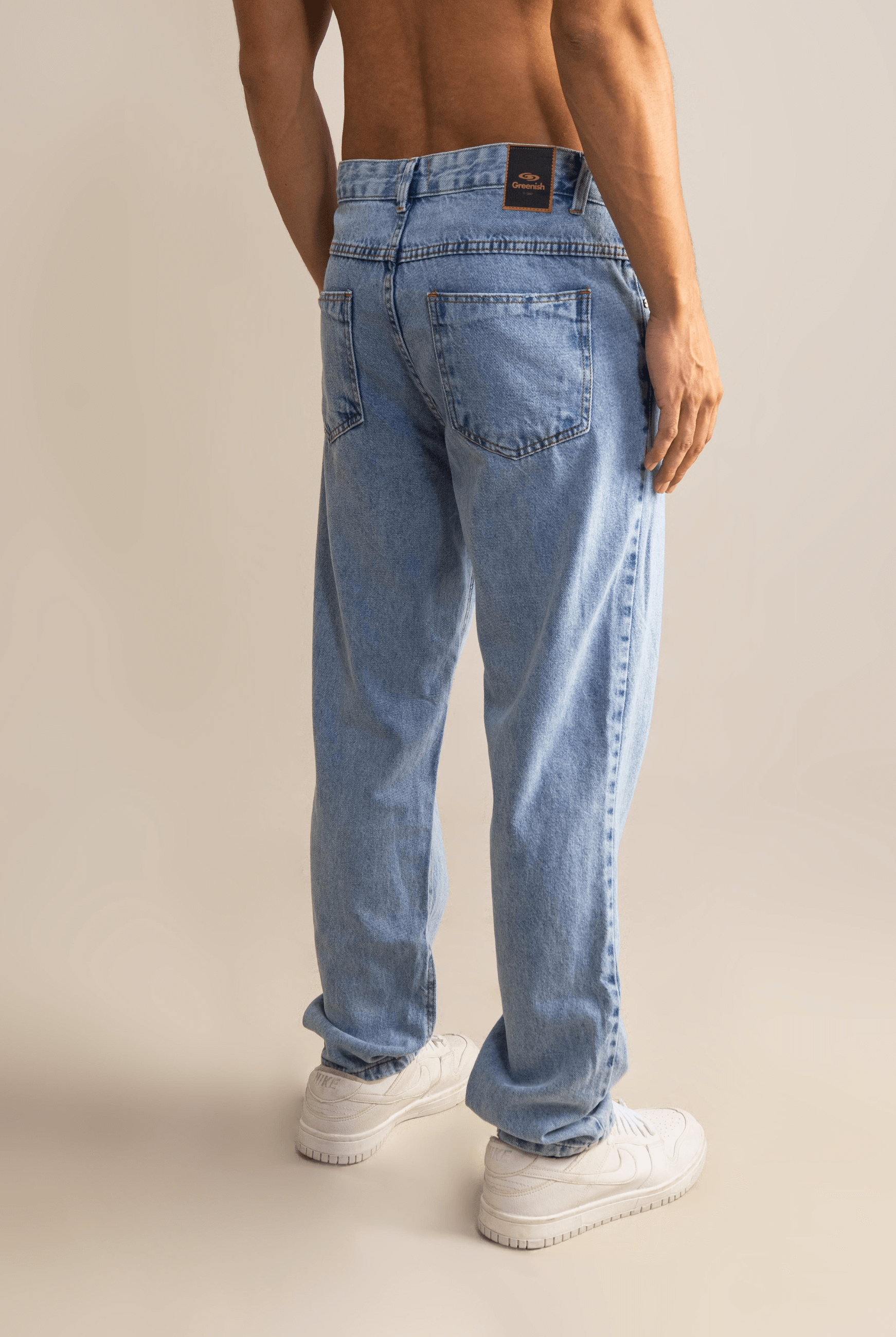 Calça jeans relaxed fit da Greenish, vista de costas, em tom claro, ideal para conforto e estilo.