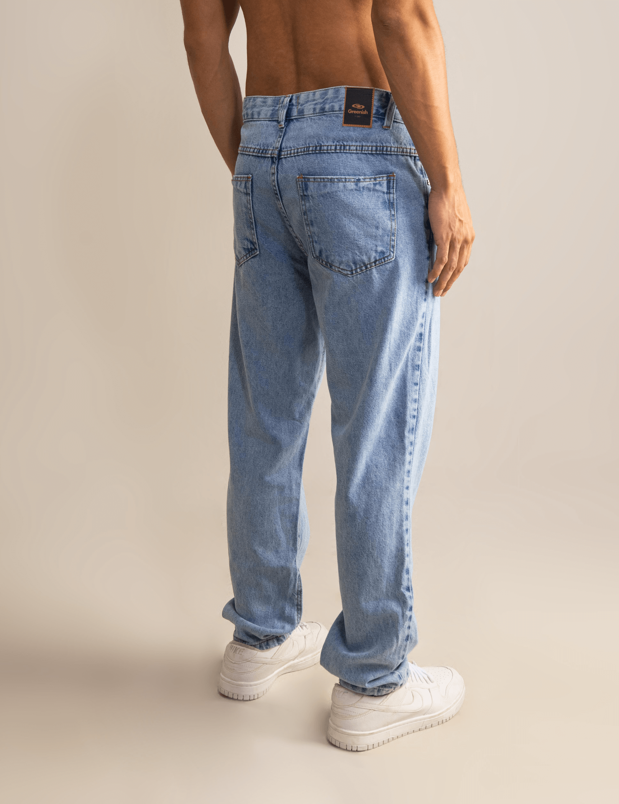 Calça jeans relaxed fit da Greenish, vista de costas, em tom claro, ideal para conforto e estilo.