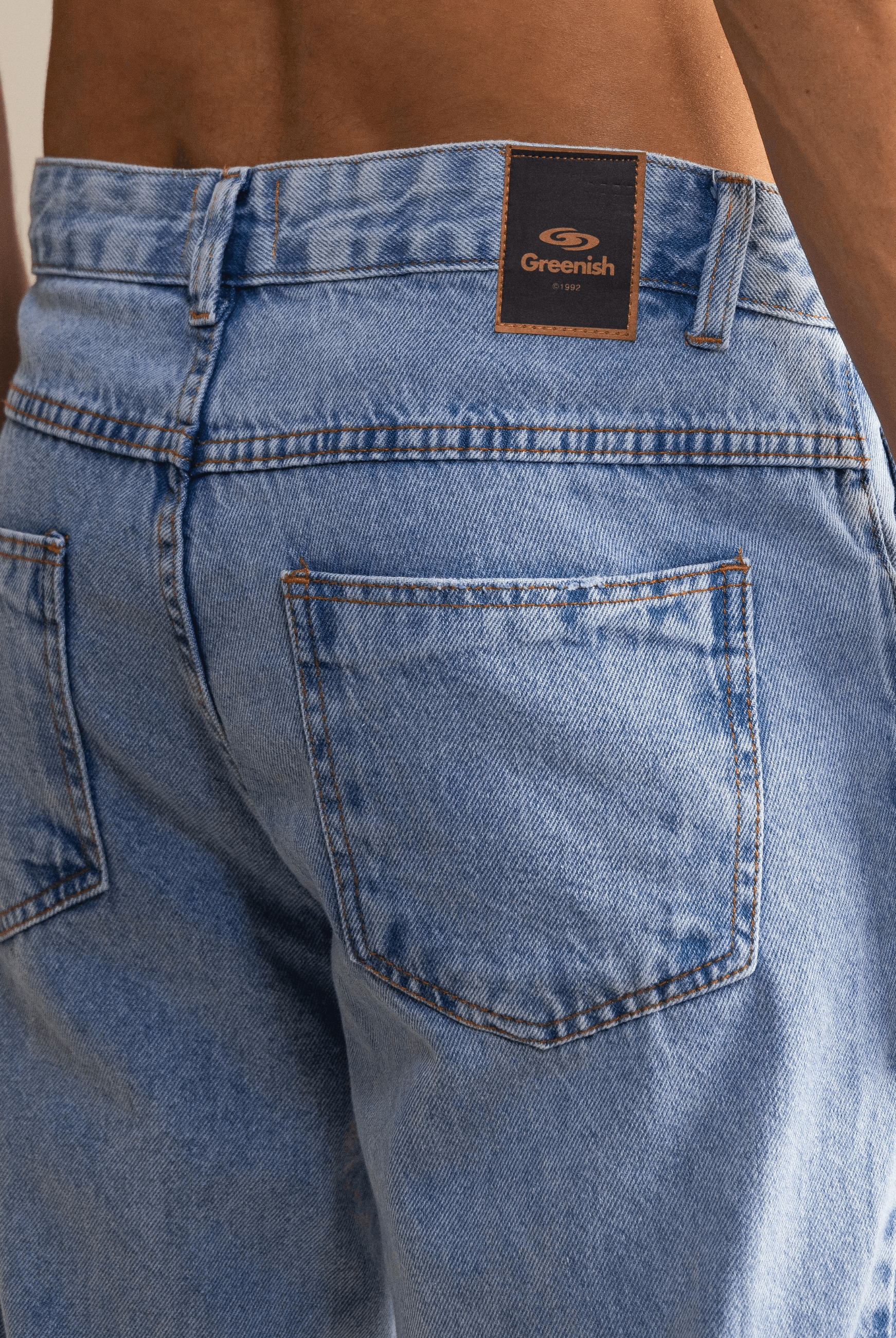 Calça jeans Relaxed Fit da Greenish, visual despojado e confortável, vista de trás com etiqueta.