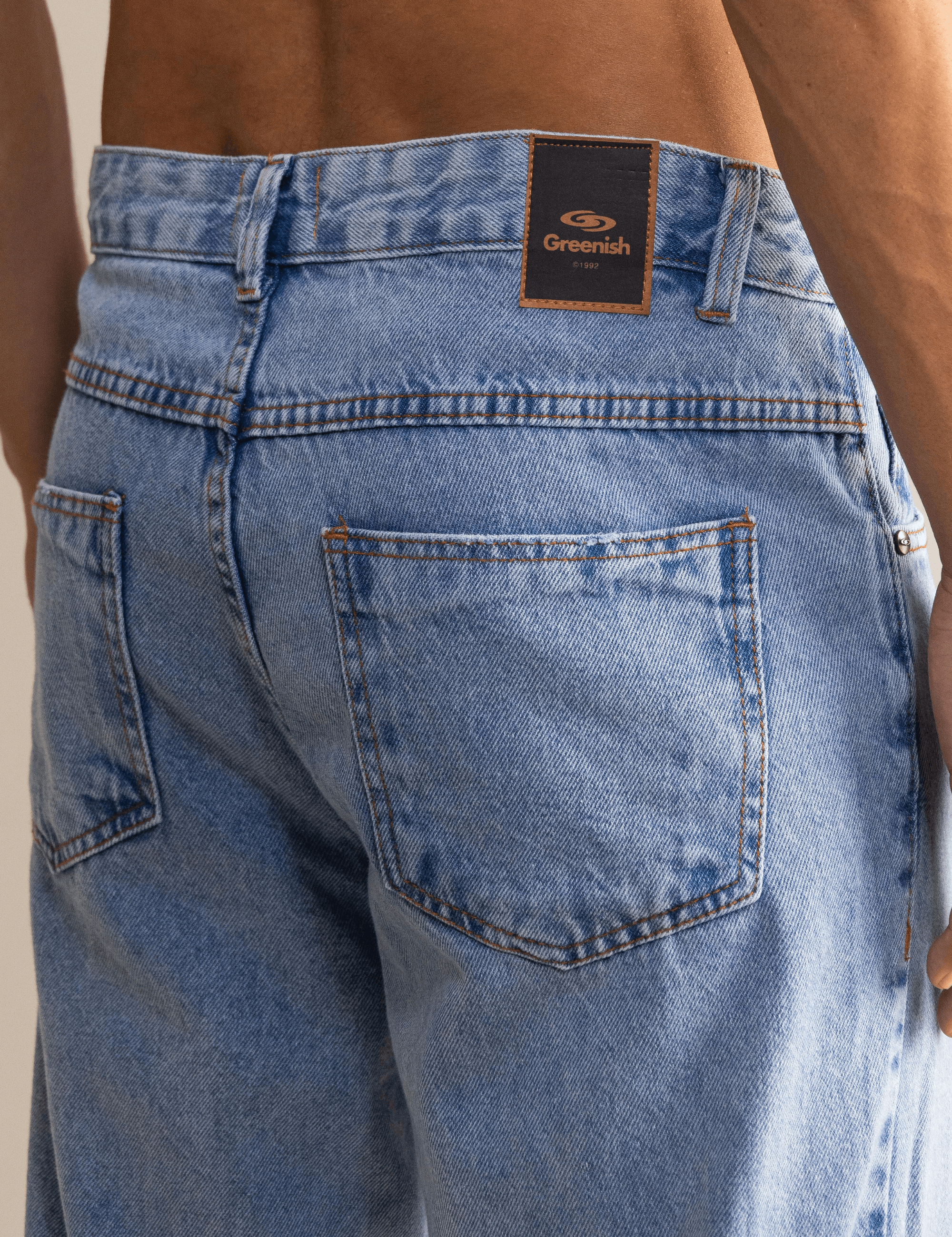 Calça jeans Relaxed Fit da Greenish, visual despojado e confortável, vista de trás com etiqueta.