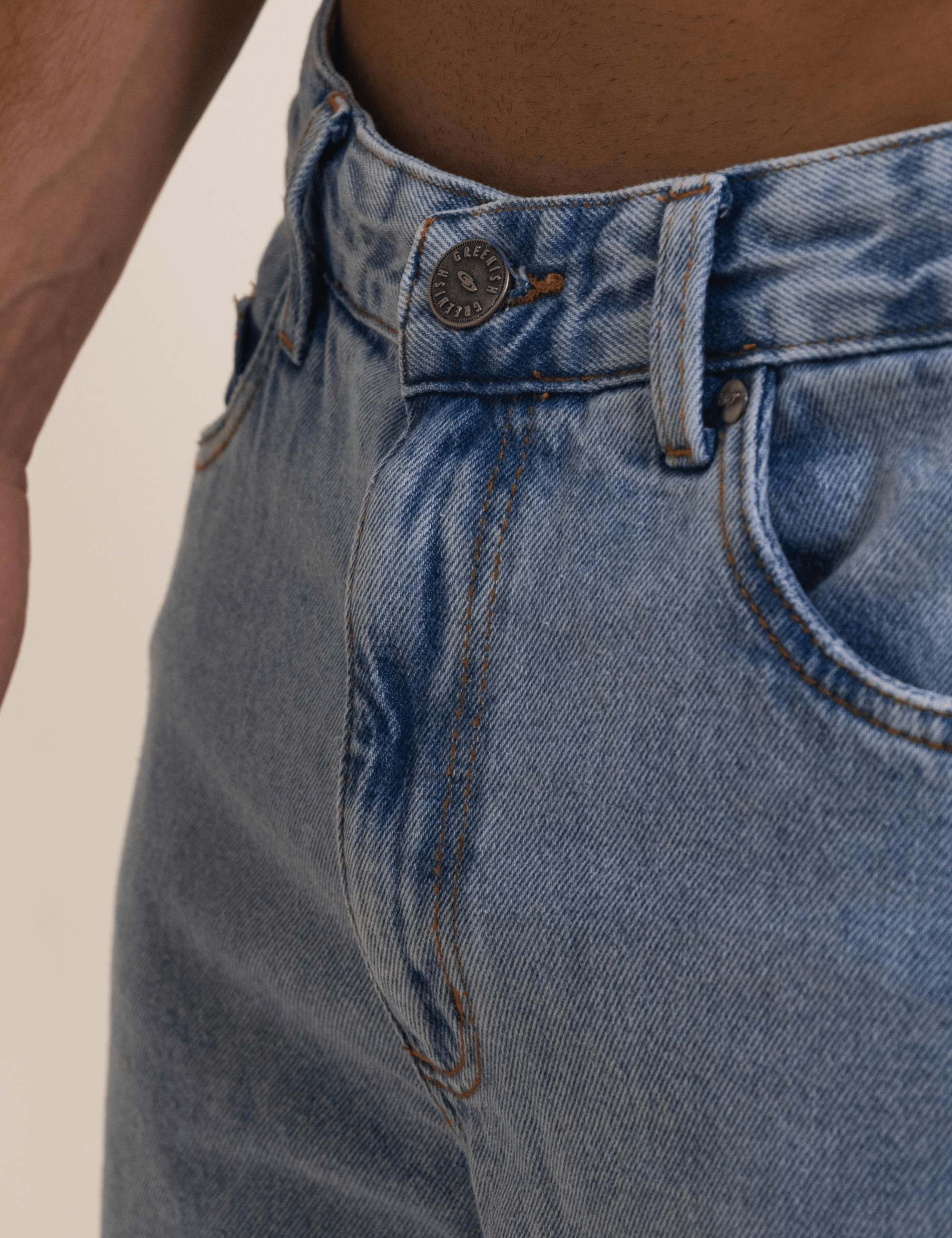 Detalhe da Calça Jeans Relaxed Fit da Greenish, feita de jeans sustentável e com modelagem ampla.