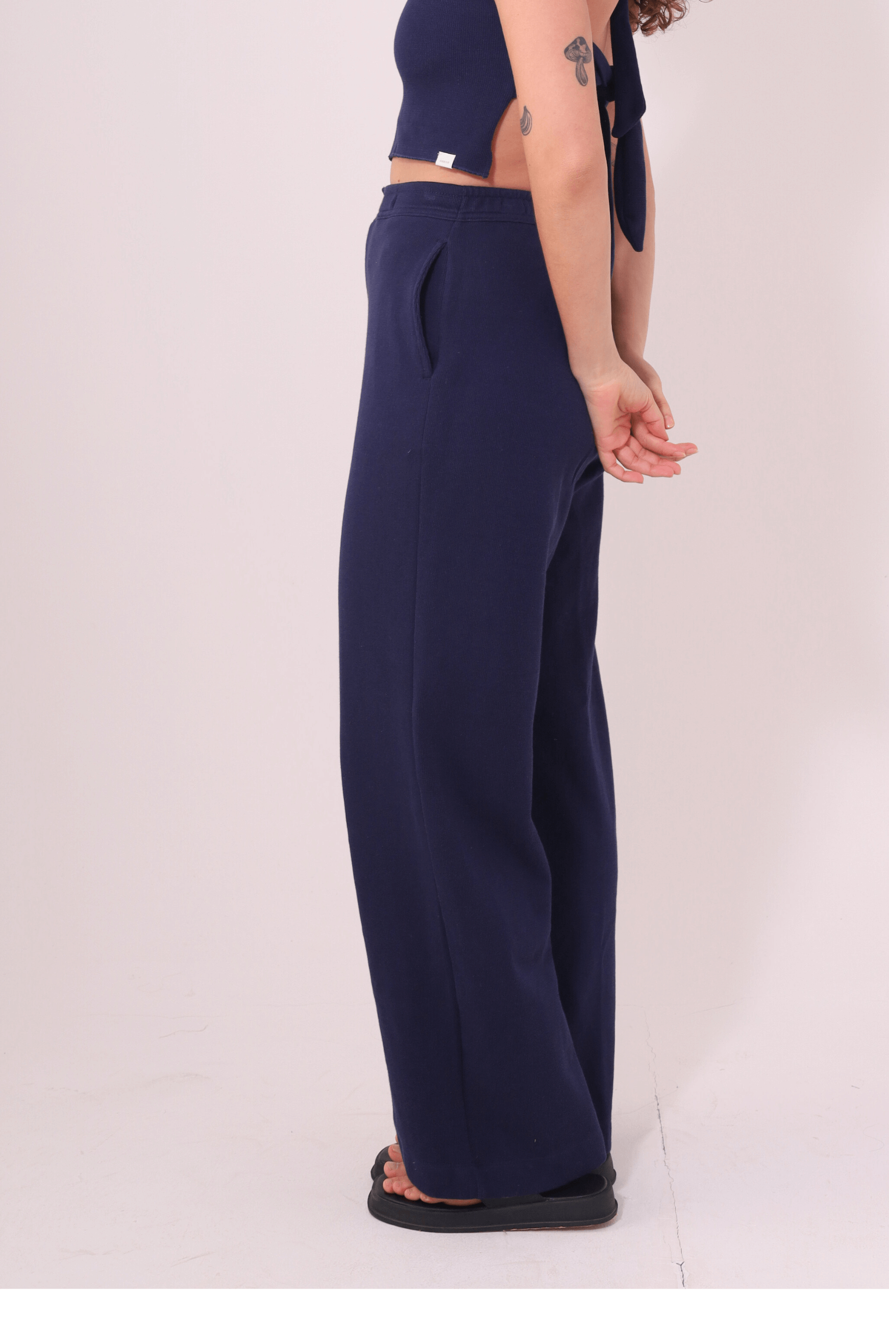 Calça Lina Azul Marinho da Greenish, em malha Tricot Bloom, algodão 100%, com caimento reto e cintura média. Casual e confortável.