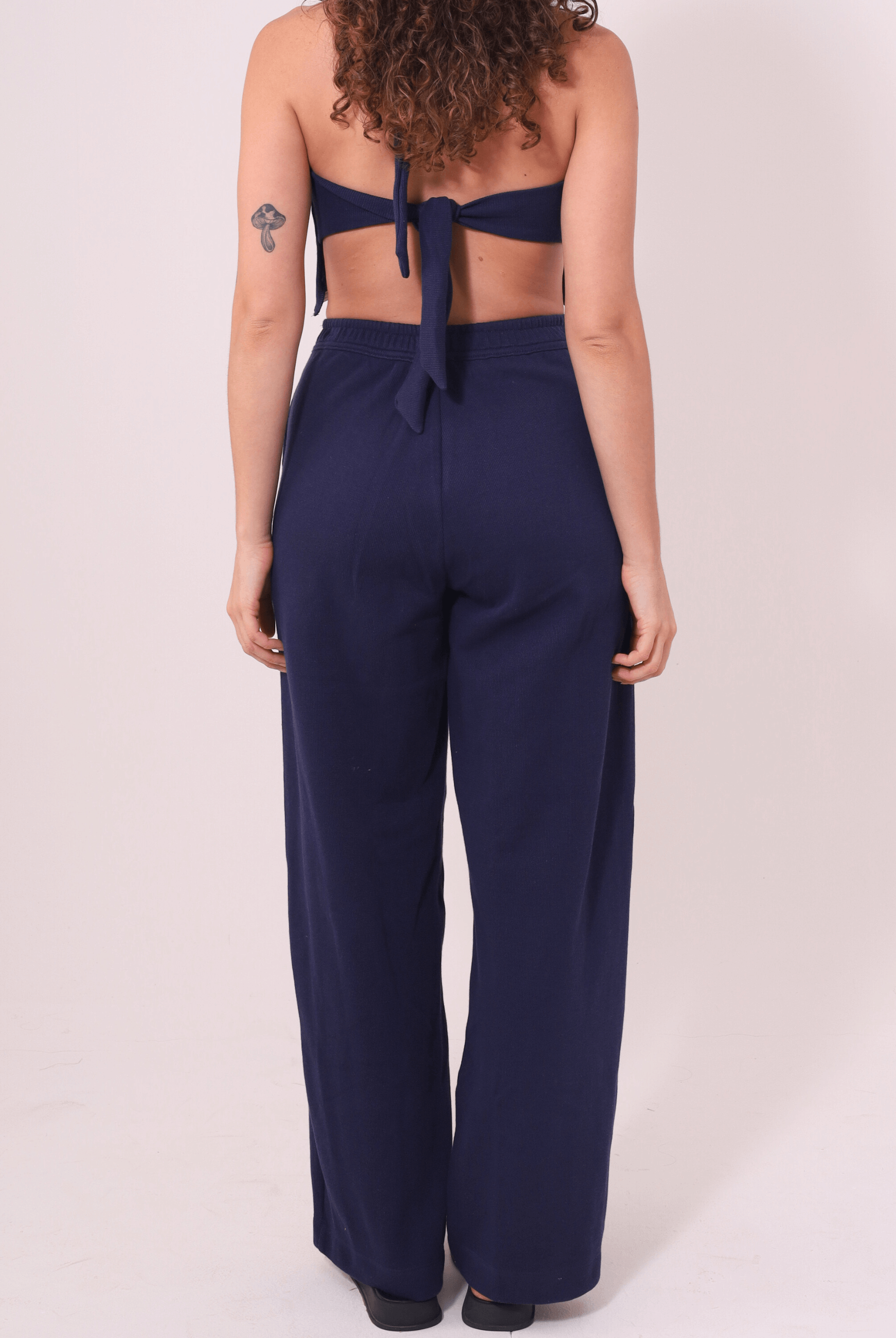 Calça Lina Azul Marinho Greenish, caimento reto, cintura média, bolso lateral, malha Tricot Bloom, conforto e estilo casual.