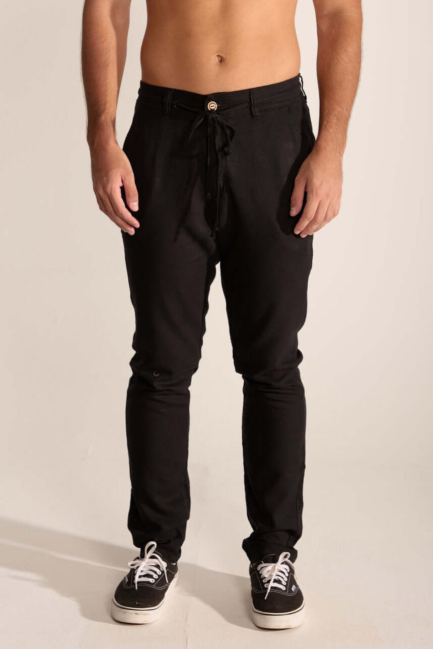 Calça Linen Relax preta da Greenish, com modelagem solta e cós elástico para conforto e praticidade.