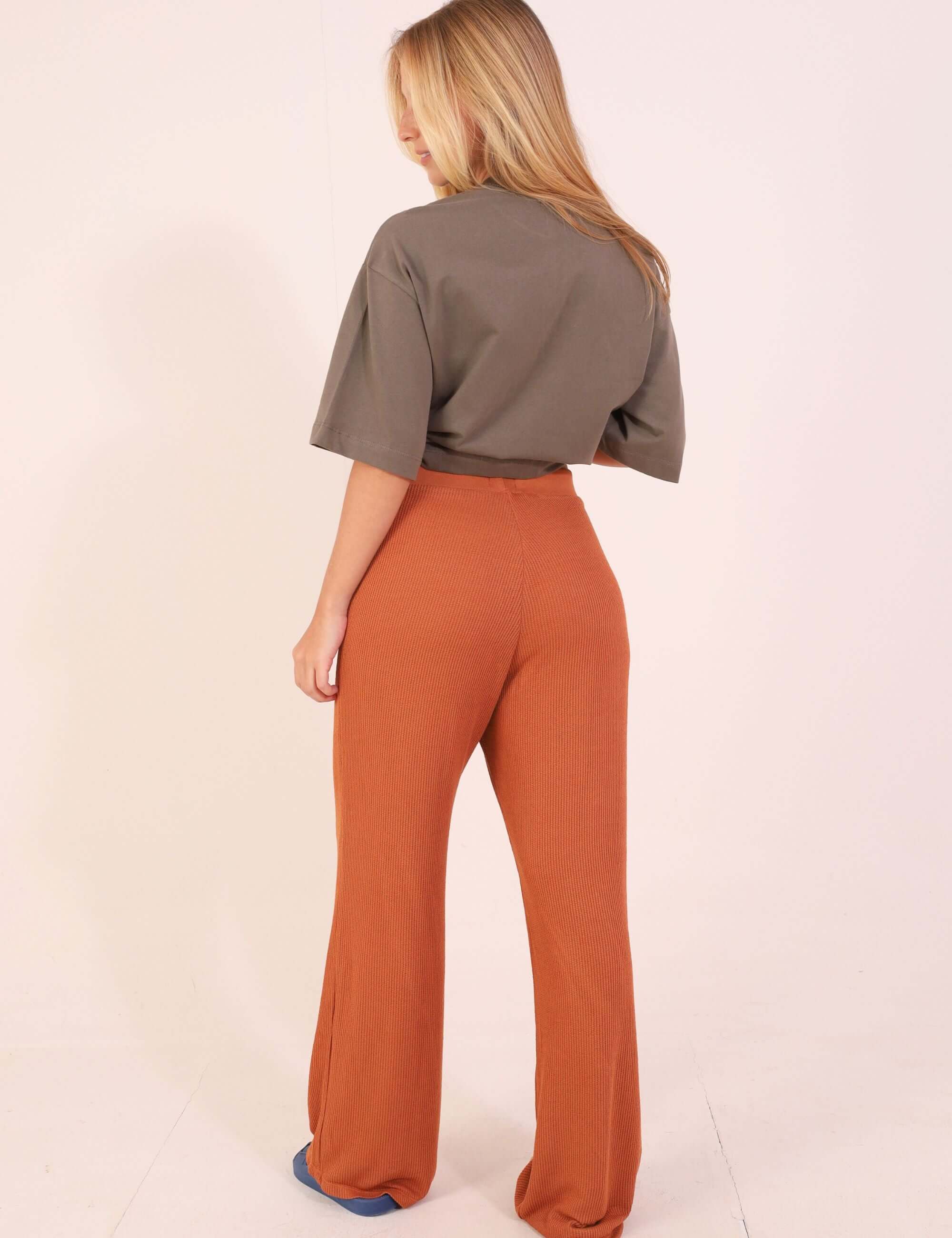 Calça Mila - marrom Greenish, modelagem reta e cintura alta, vista traseira, conforto absoluto para todos os momentos.