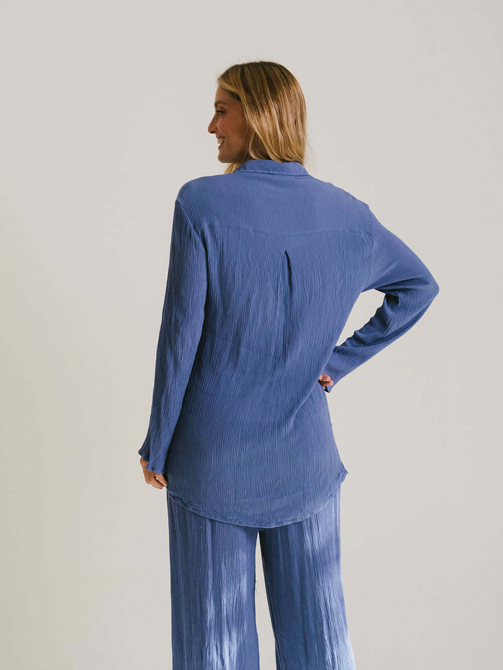 Camisa Taite azul da Greenish vista de costas, confeccionada em 100% viscose e modelagem oversized.