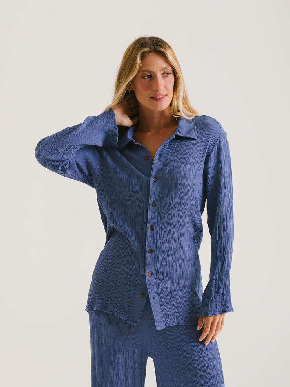 Camisa Taite azul da Greenish, leve e oversized, ideal para conforto e estilo no dia a dia.