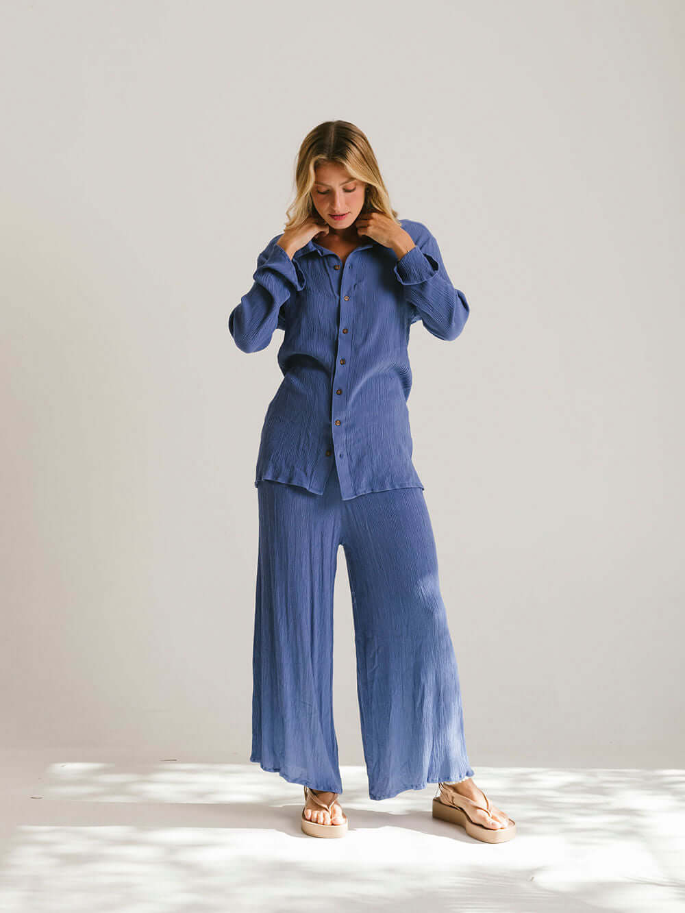 Camisa Taite Azul da marca Greenish, em tecido leve e modelagem oversized, perfeita para conforto e estilo.