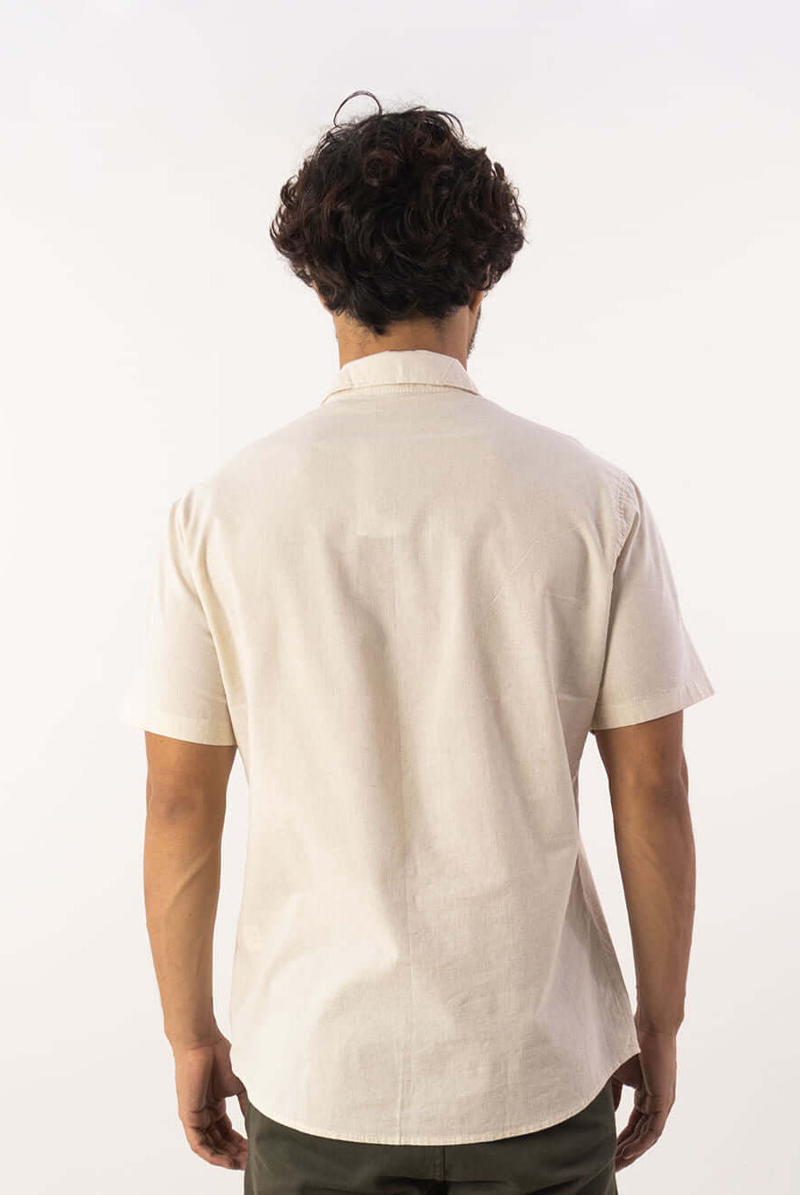 Camisa Linem Essential Natural da Greenish, vista de costas em modelo masculino, ideal para diversas ocasiões.