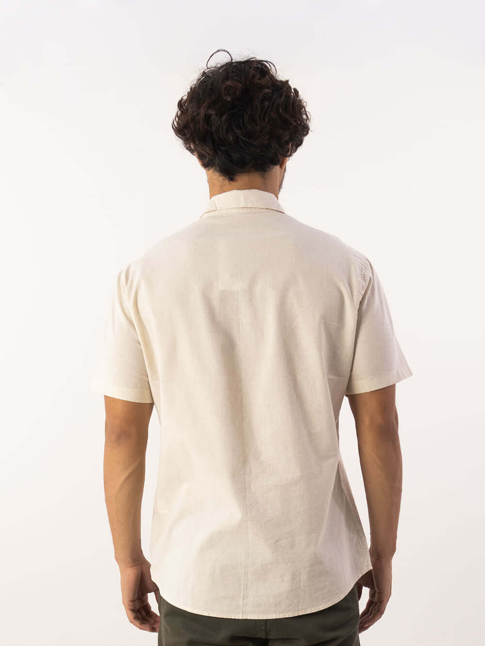 Camisa Linem Essential Natural da Greenish, vista de costas em modelo masculino, ideal para diversas ocasiões.