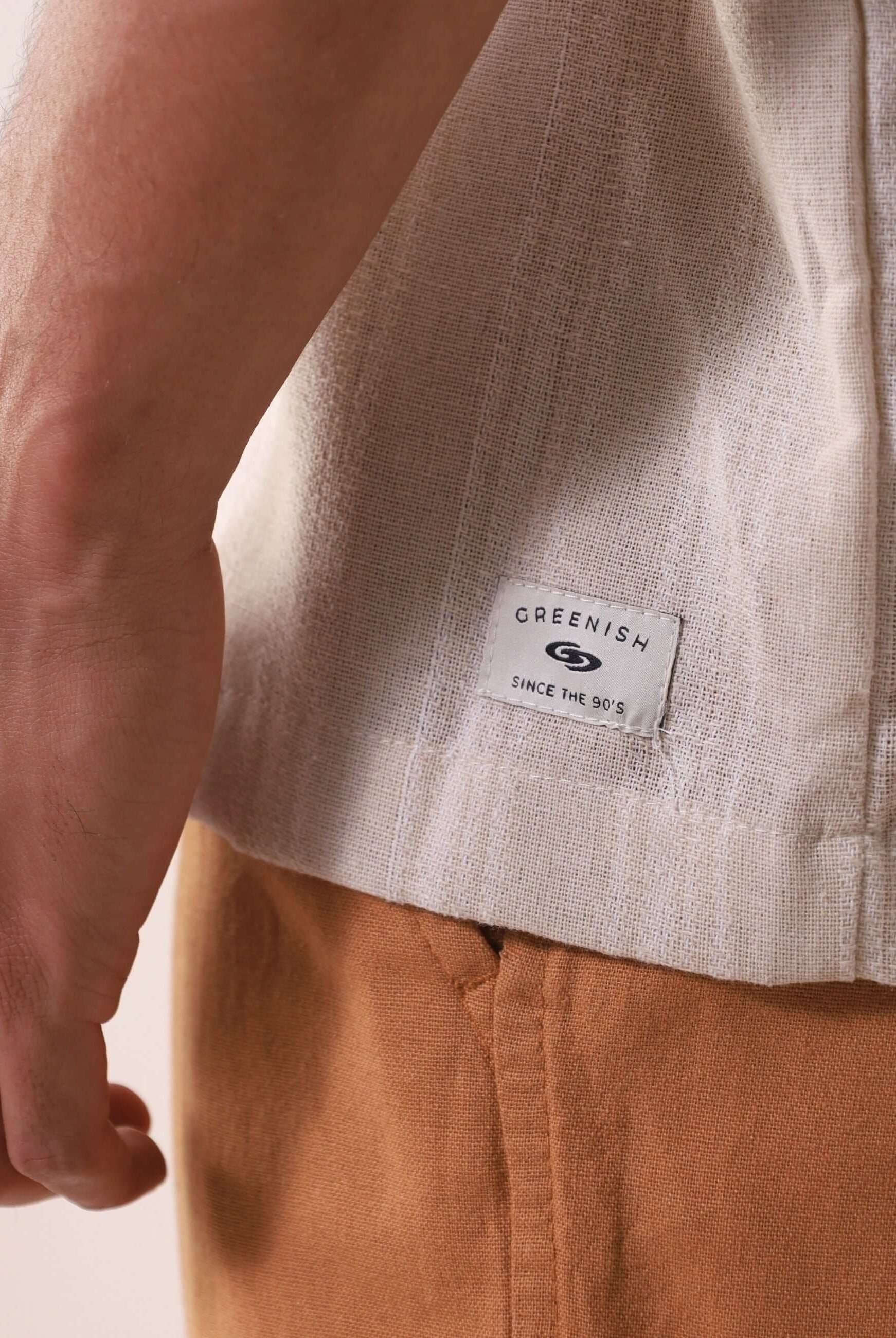 Camisa Botão Linho Listrado Oversized - Natural da Greenish, detalhe etiqueta em linho e viscose.