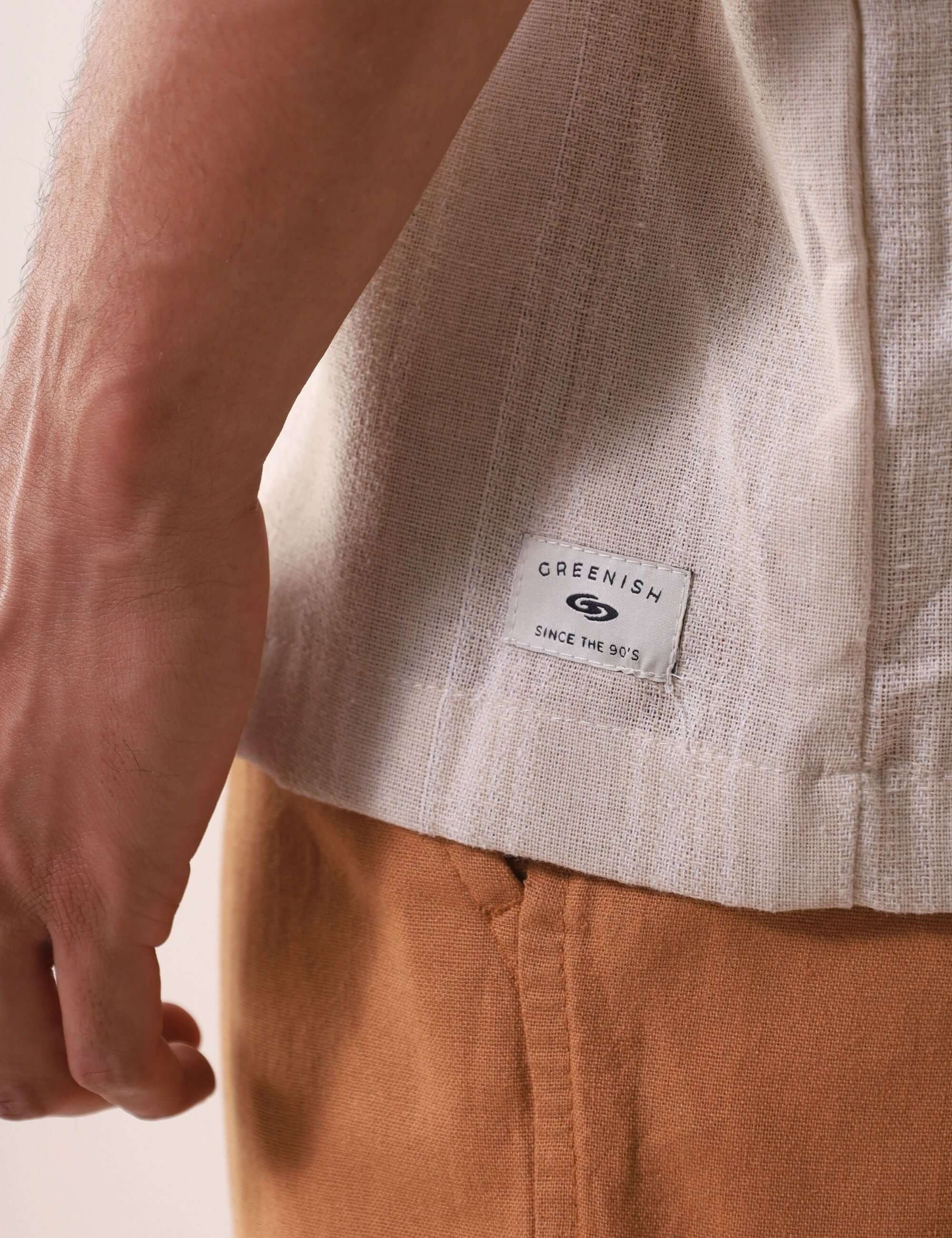 Camisa Botão Linho Listrado Oversized - Natural da Greenish, detalhe etiqueta em linho e viscose.