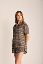 Modelo feminina vestindo a Camisa Soul Chumbo, com design moderno e estampas leves ideal para verão.