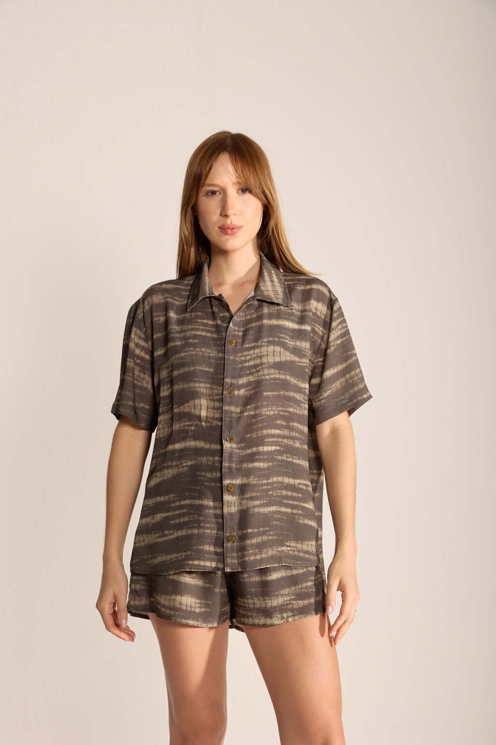 Modelo usando a Camisa Soul Chumbo, peça leve e estilosa, ideal para dias ensolarados e praia.