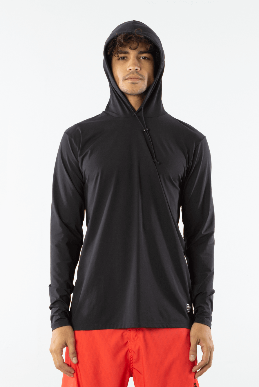 Camisa UV com capuz preta da Greenish, ideal para esportes ao ar livre e proteção contra o sol.