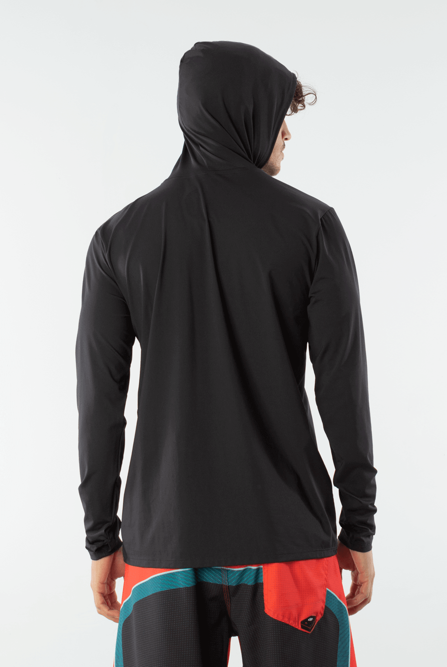 Camisa UV com capuz preta da Greenish, ideal para atividades ao ar livre em dias ensolarados.