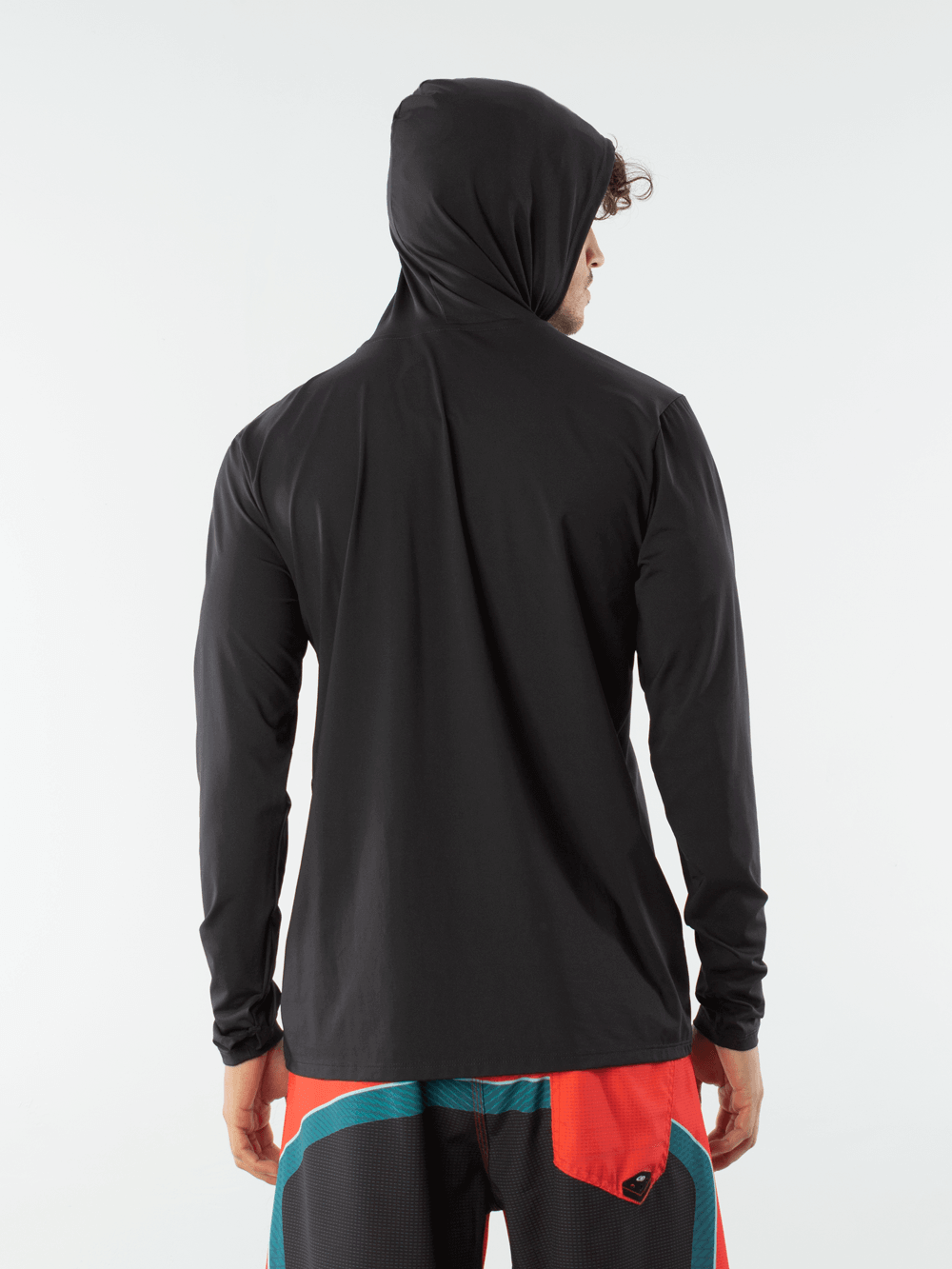 Camisa UV com capuz preta da Greenish, ideal para atividades ao ar livre em dias ensolarados.