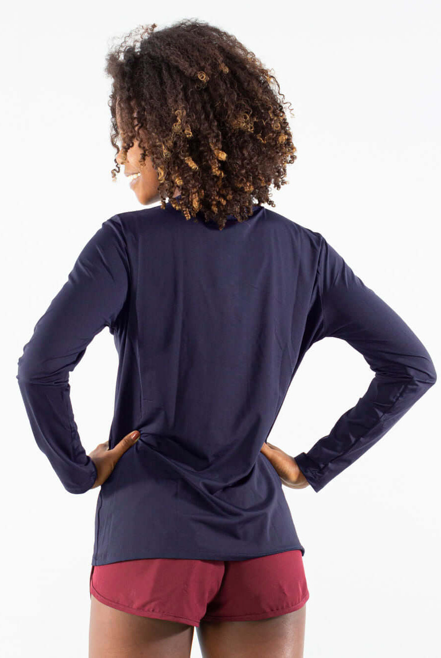 Camisa UV feminino basic azul marinho da Greenish, vista de costas, ideal para proteção solar.