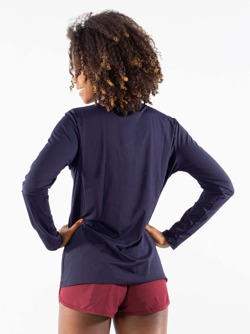 Camisa UV feminino basic azul marinho da Greenish, vista de costas, ideal para proteção solar.