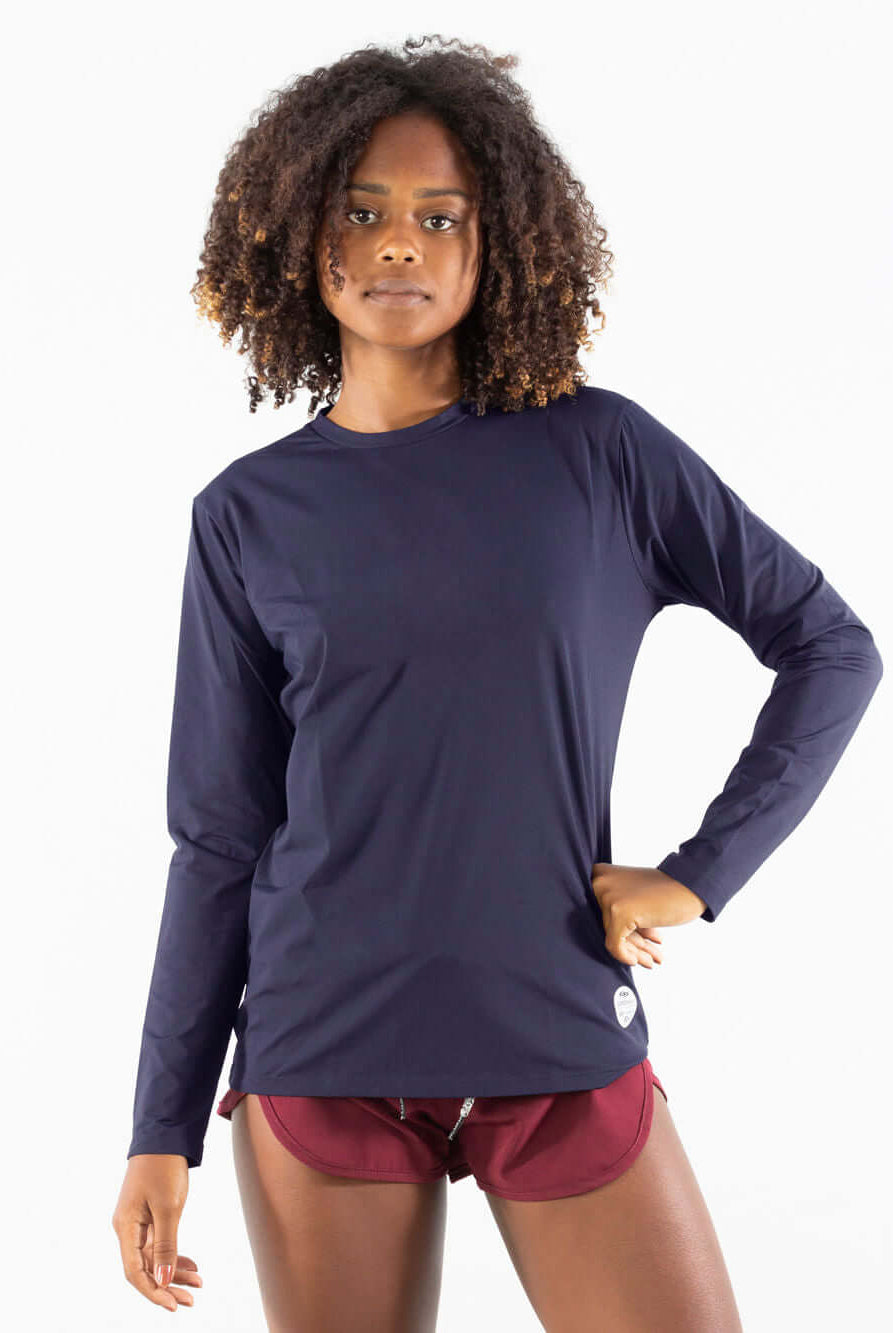 Camisa UV feminino básica da Greenish, cor azul marinho, ideal para proteção solar e conforto ao ar livre.