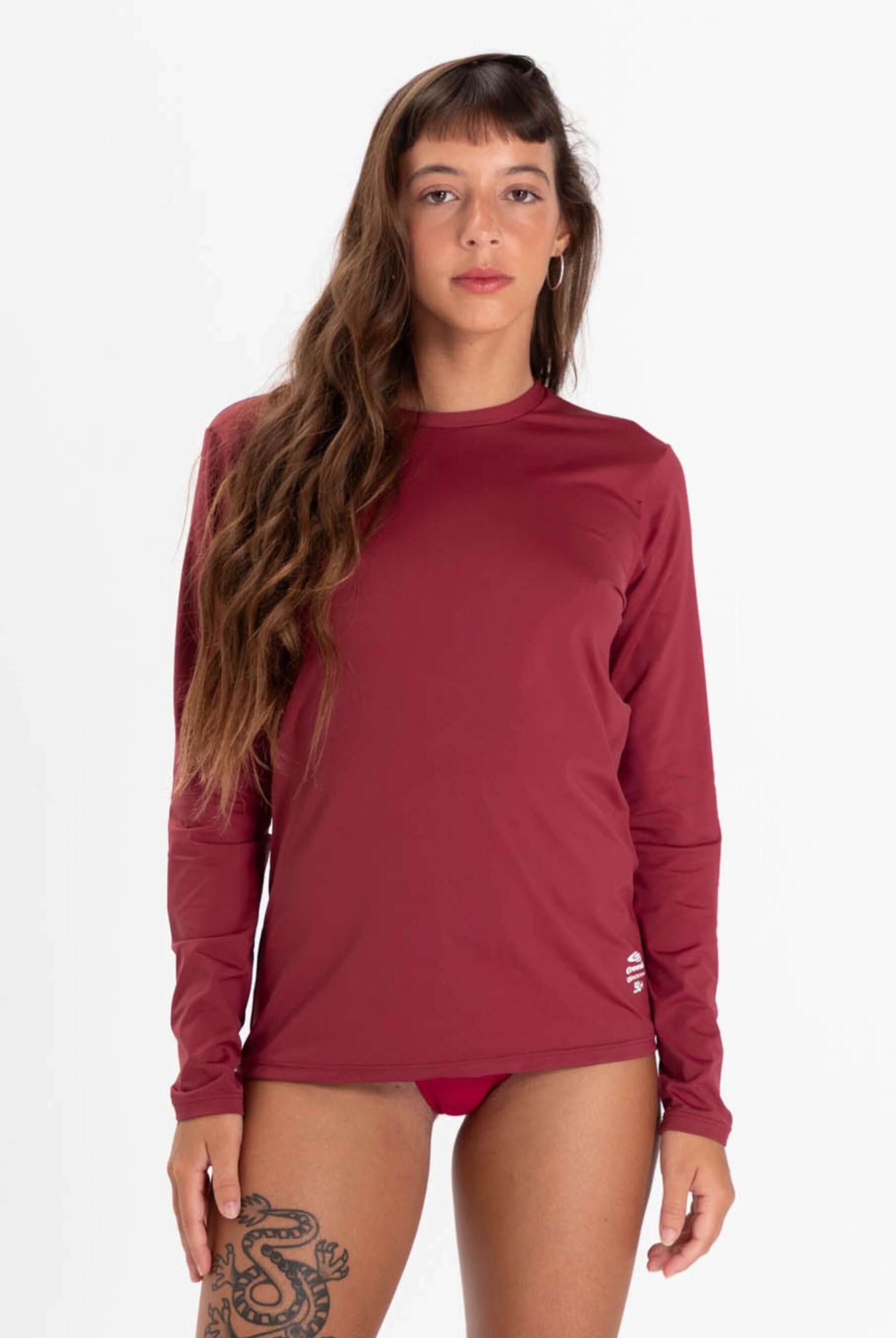 Camisa UV Feminino Basic Bordo da Greenish, ideal para proteção solar e conforto em atividades ao ar livre.