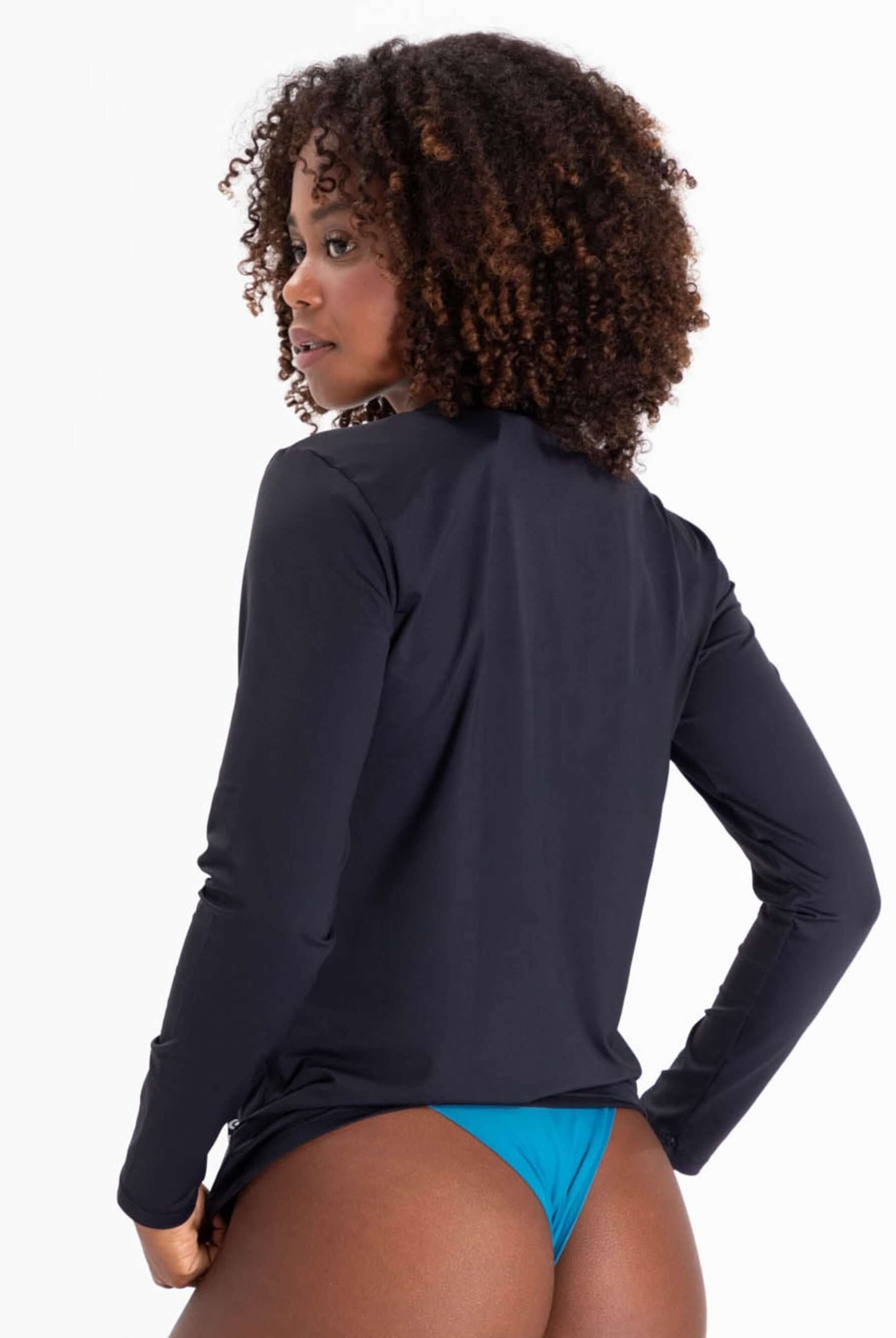 Camisa UV feminina básica preta da marca Greenish vista de costas, ideal para proteção solar e conforto.