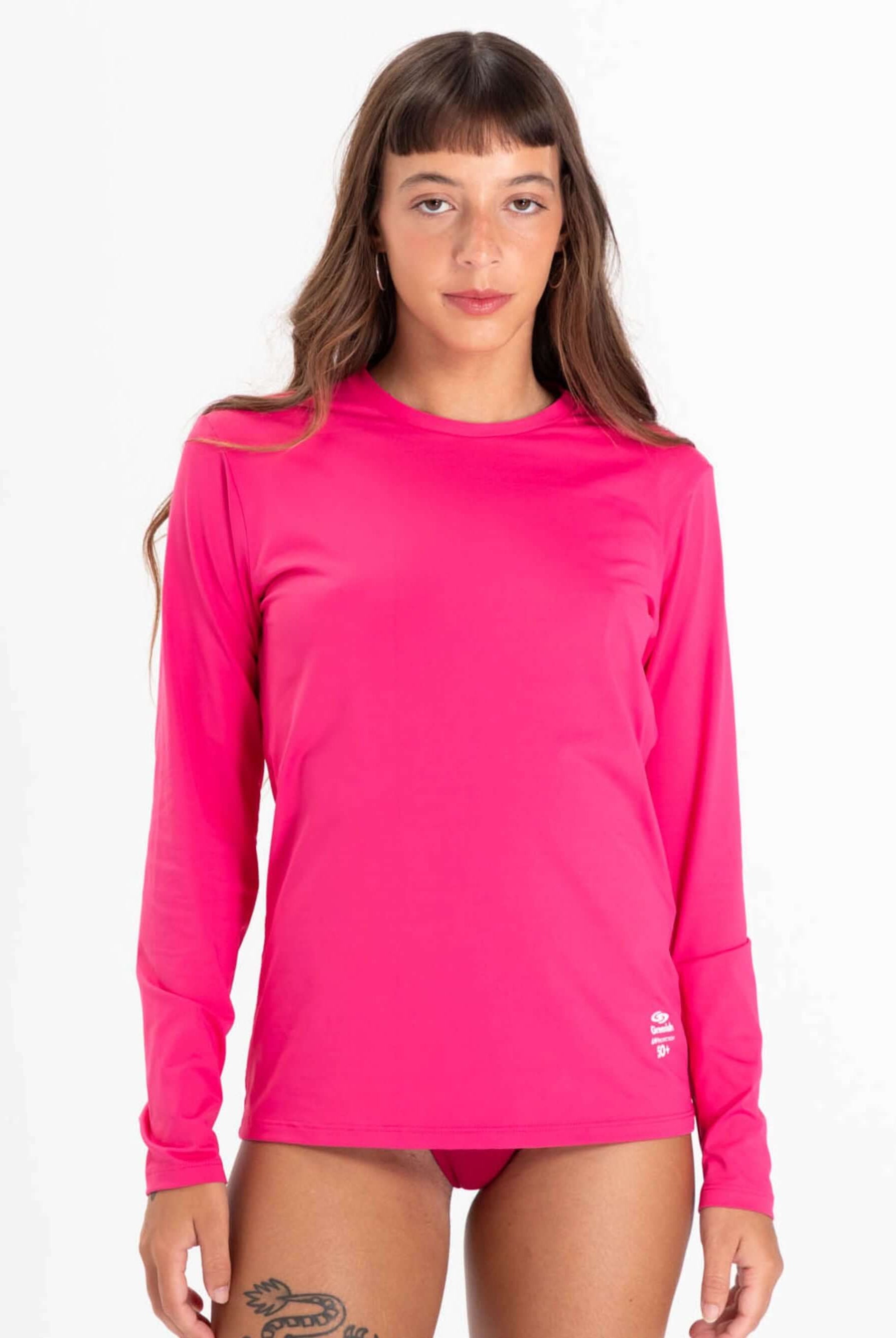 Camisa UV feminina básica rosa da marca Greenish, ideal para proteção solar e estilo na praia.