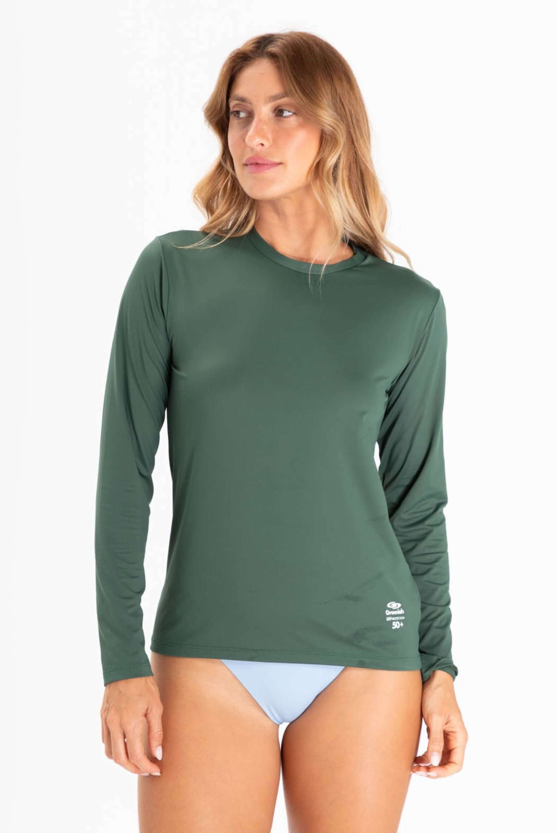 Camisa UV feminina básica verde da marca Greenish, ideal para proteção solar e conforto durante atividades ao ar livre.