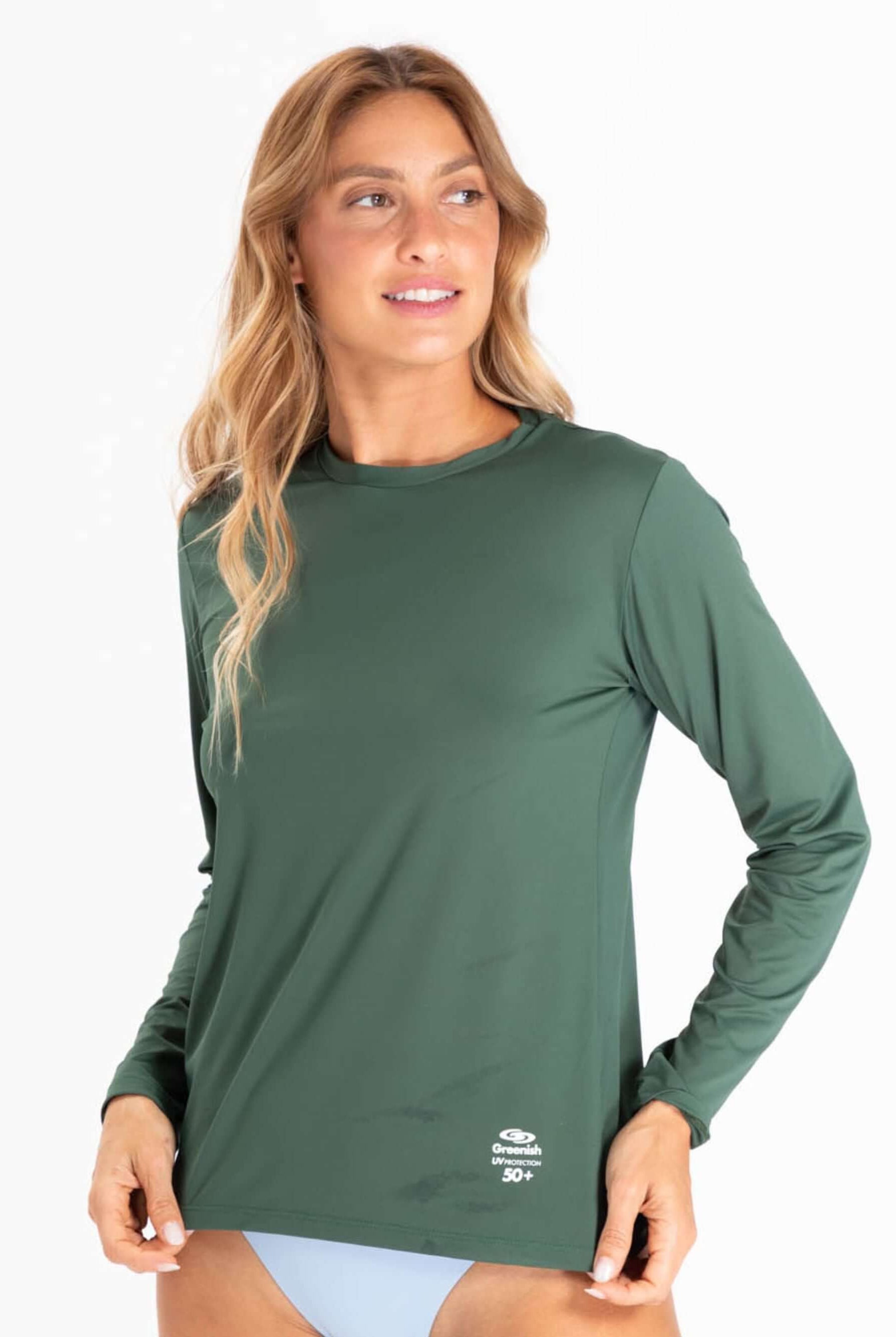 Camisa UV feminino básica verde da Greenish, ideal para proteção solar e conforto na praia ou piscina.