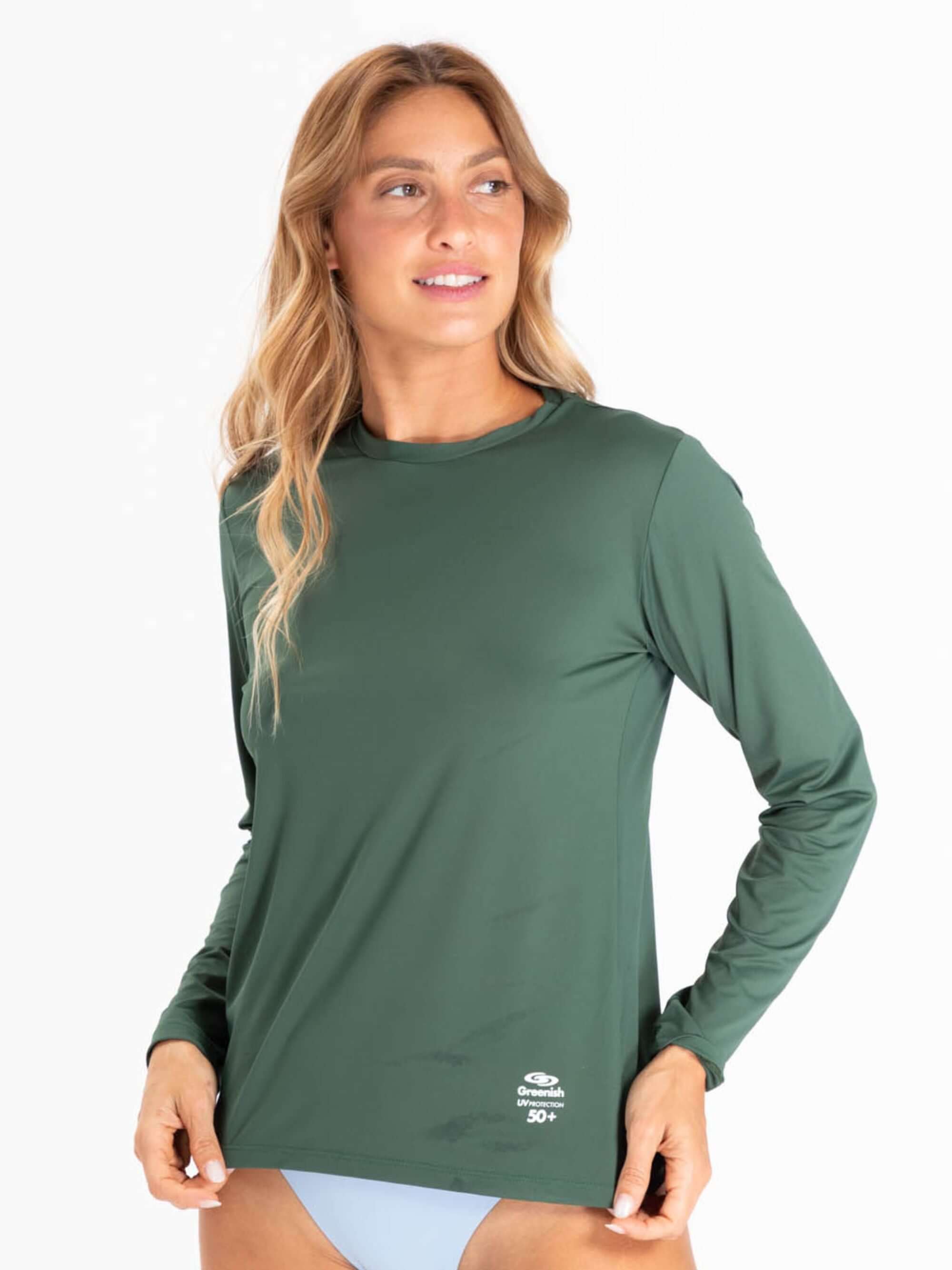 Camisa UV feminino básica verde da Greenish, ideal para proteção solar e conforto na praia ou piscina.