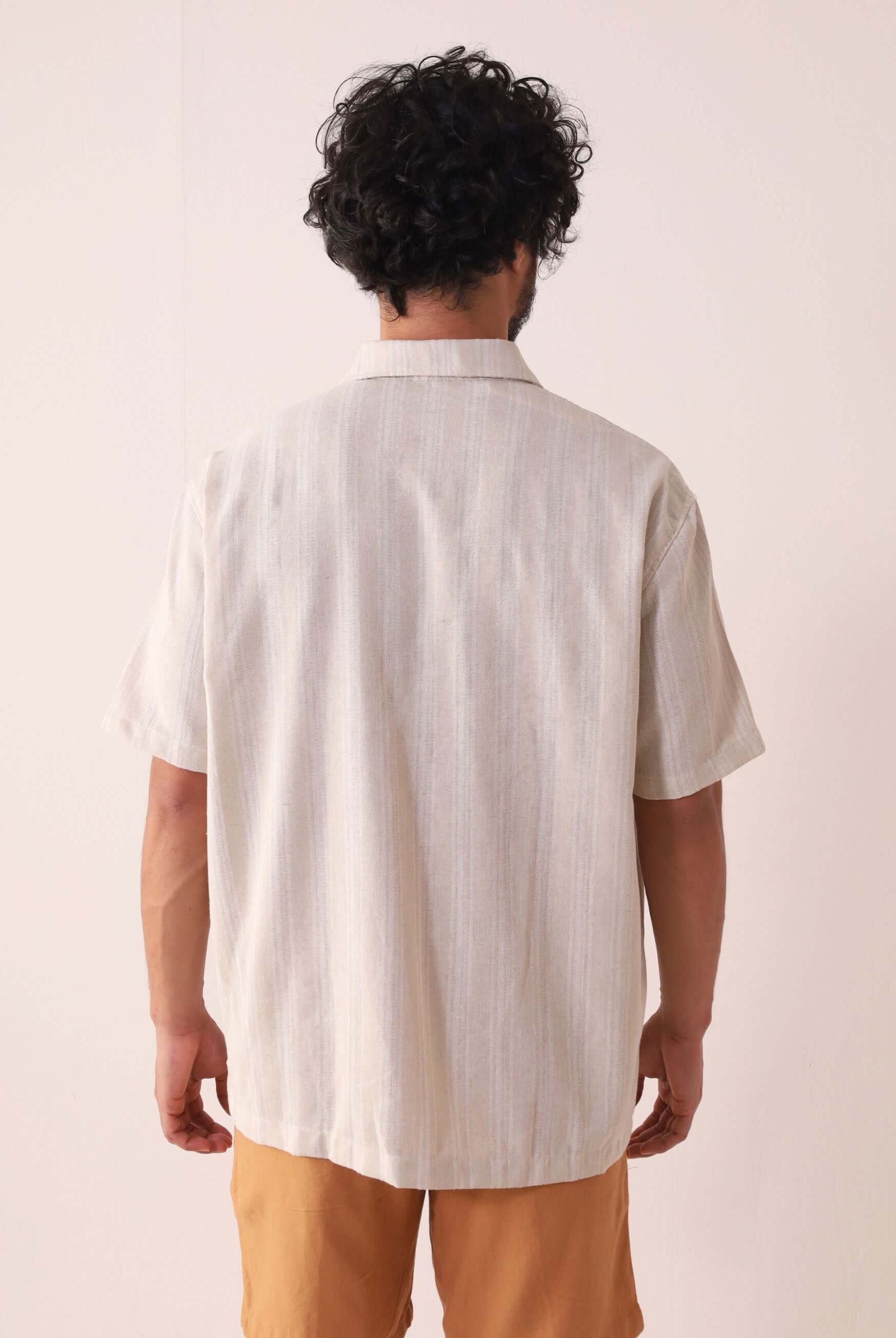 Camisa Botão Linho Listrado Oversized - Natural, Greenish, vista traseira, design utilitário com linho e viscose.