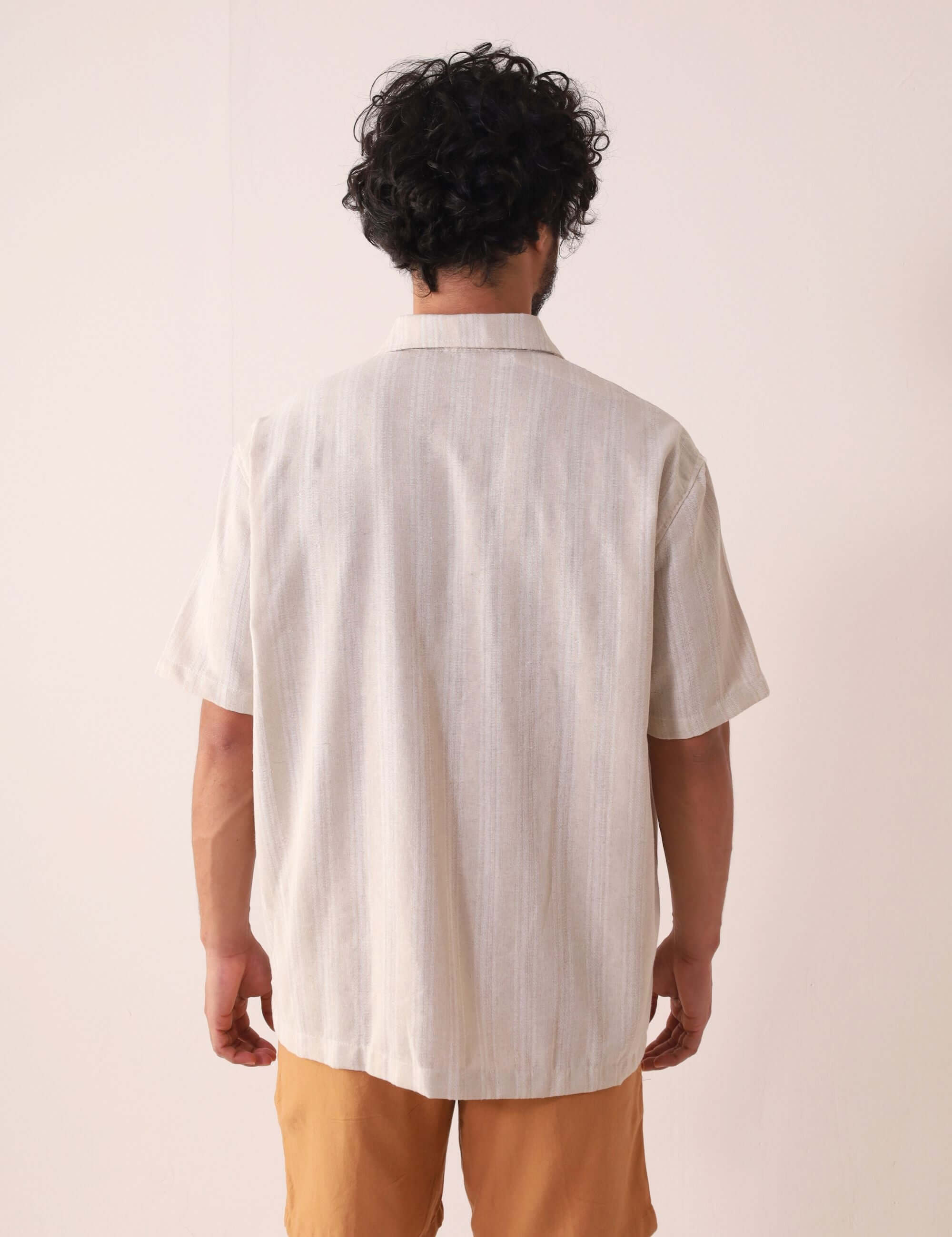 Camisa Botão Linho Listrado Oversized - Natural, Greenish, vista traseira, design utilitário com linho e viscose.