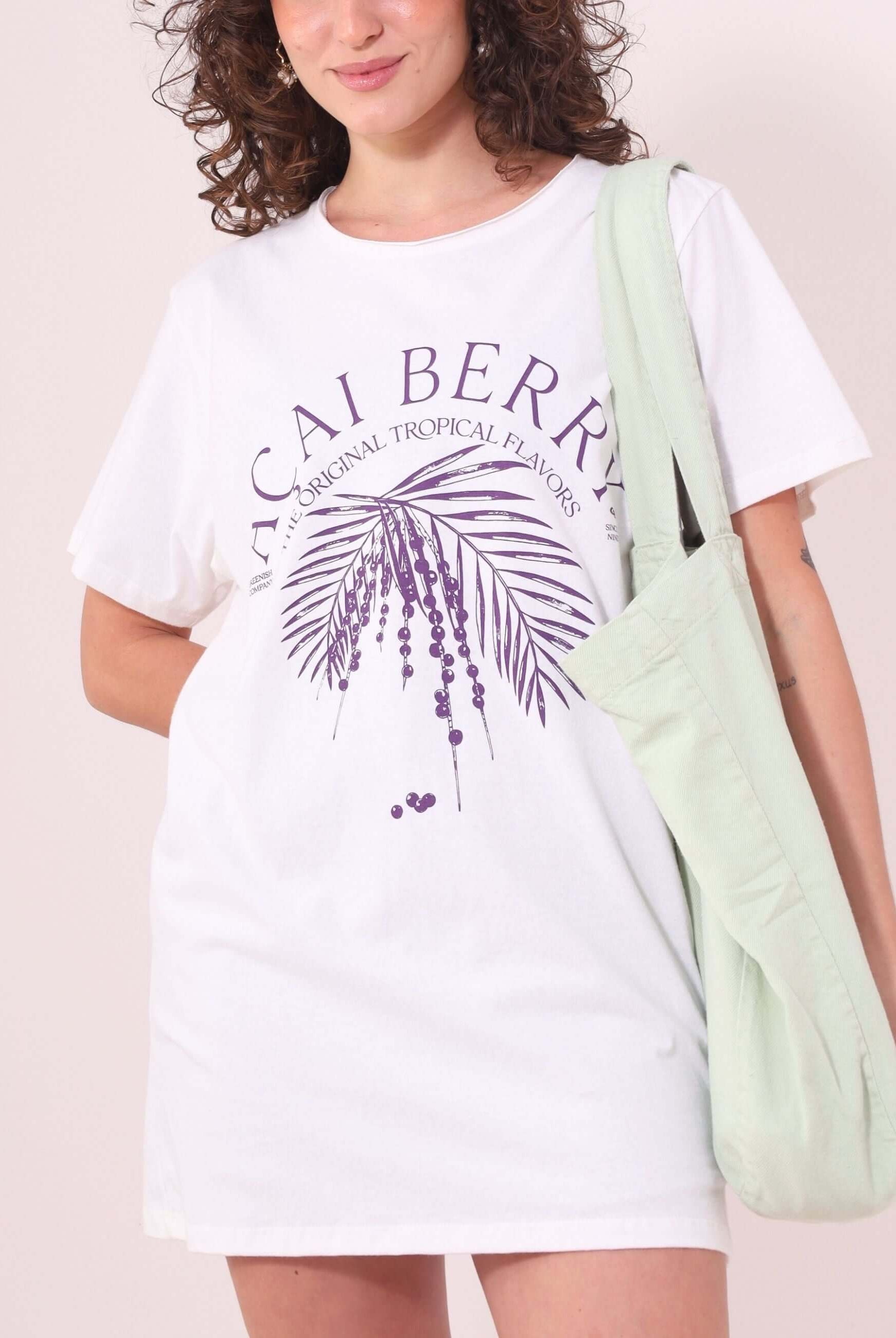 Mulher vestindo Camiseta Açaí Berry da Greenish, off-white em algodão, modelagem ampla despojada. Ideal para looks descontraídos e leves.