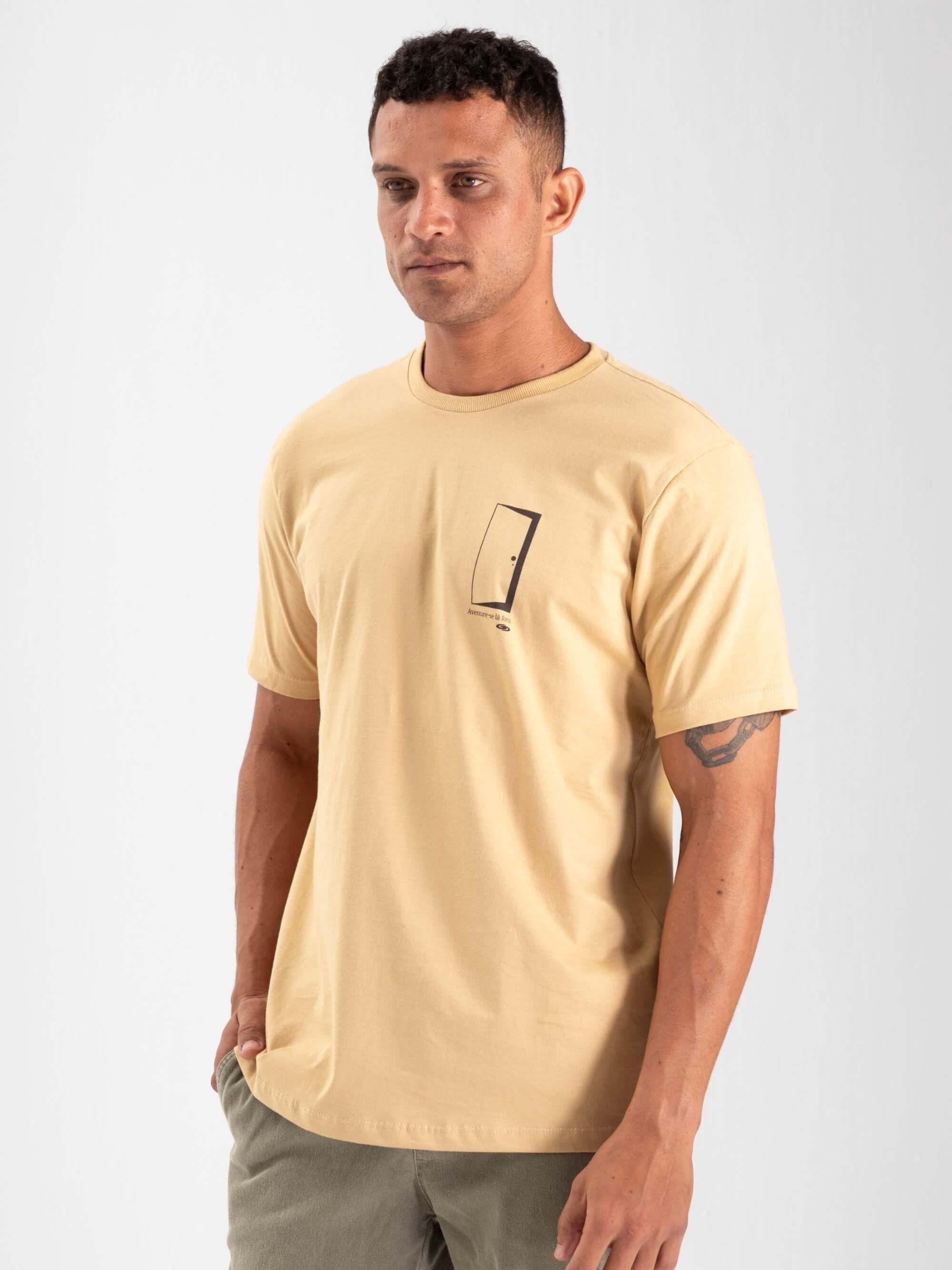 Camiseta caqui Aventure-se Lá Fora da marca Greenish, estilo casual e confortável.