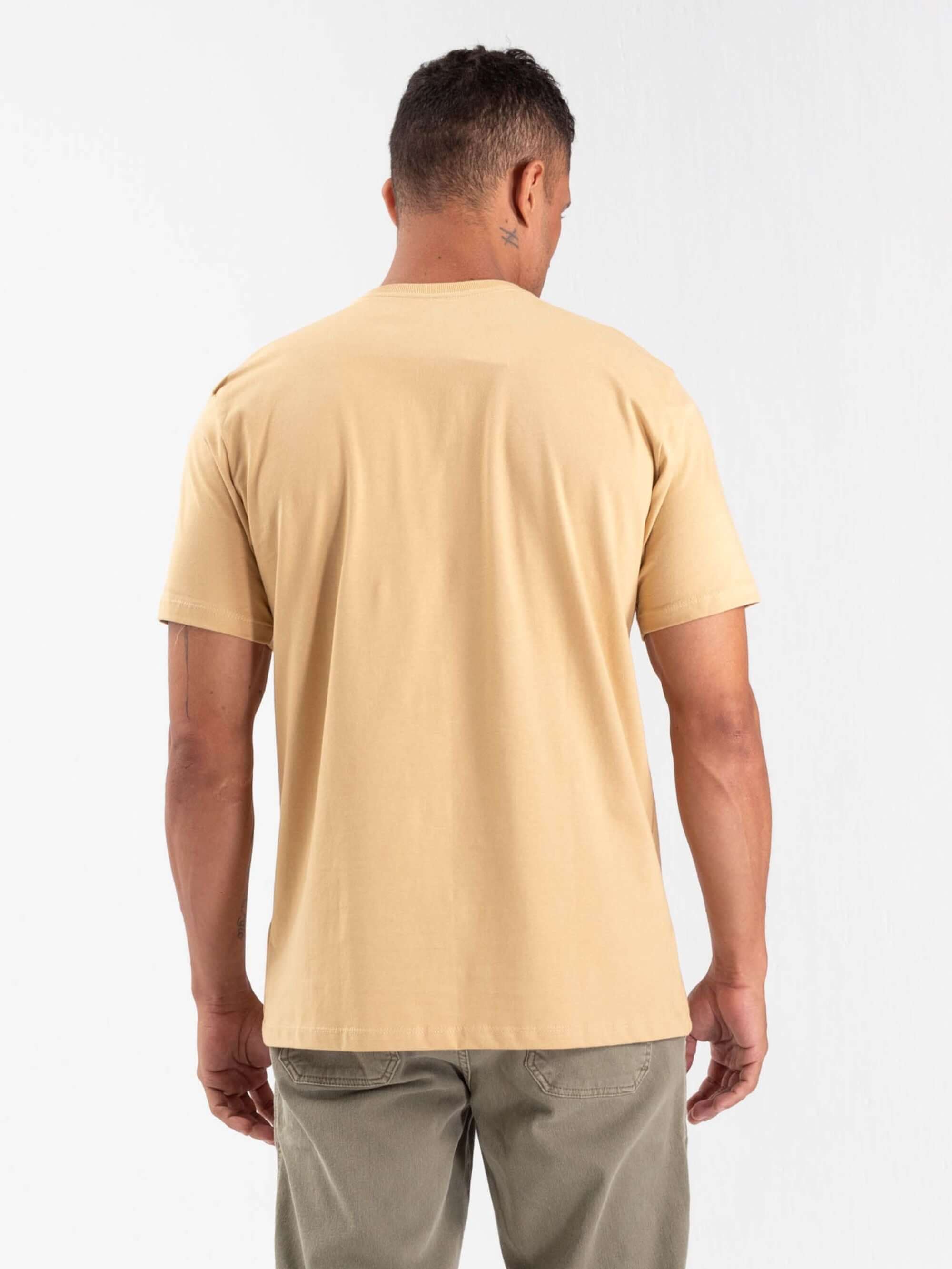 Camiseta caqui Aventure-se lá fora da Greenish, vista de costas, ideal para aventuras ao ar livre.