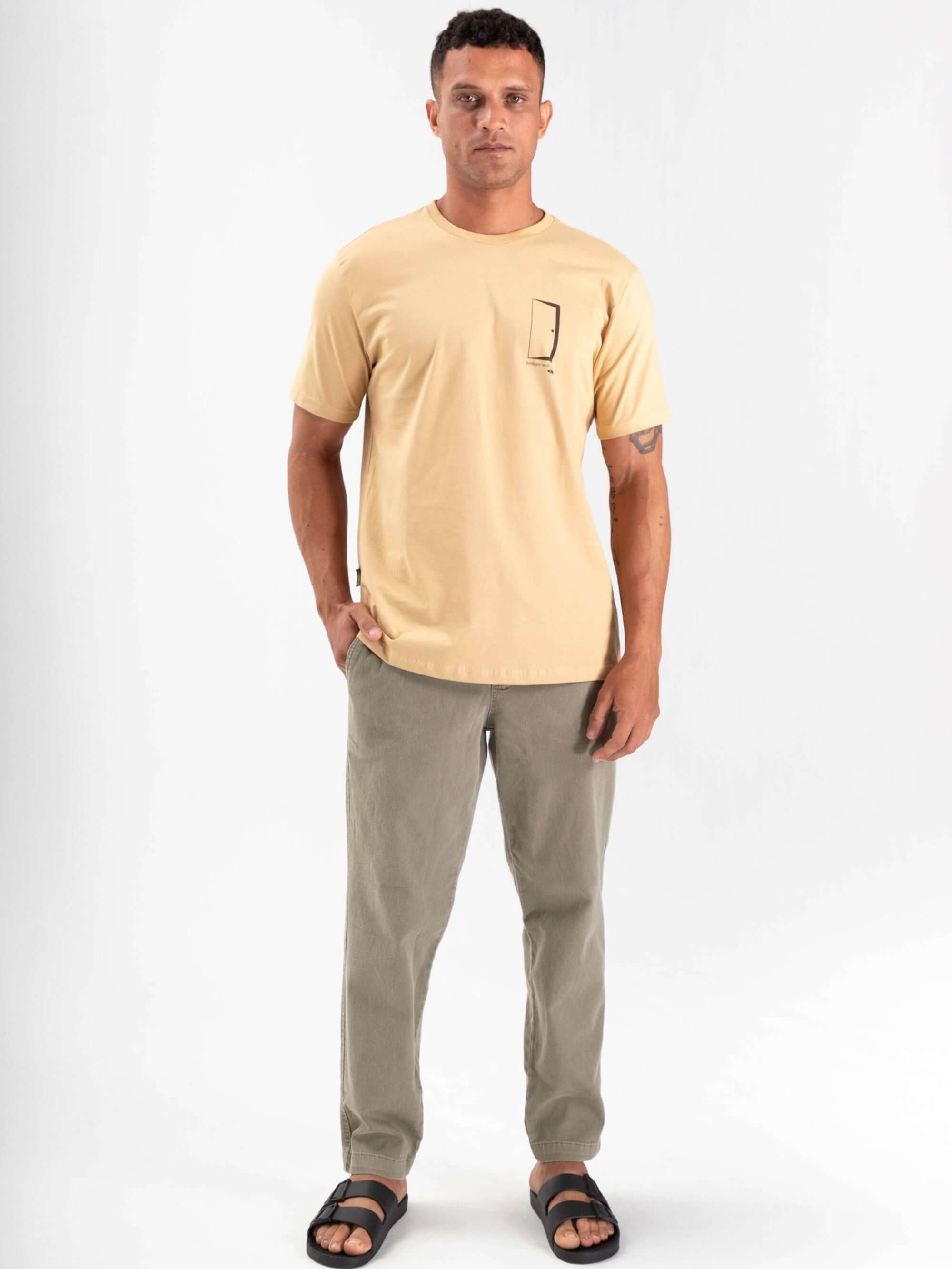 Camiseta Aventure-se Lá Fora da Greenish em caqui, modelo exibindo estilo casual e conforto.