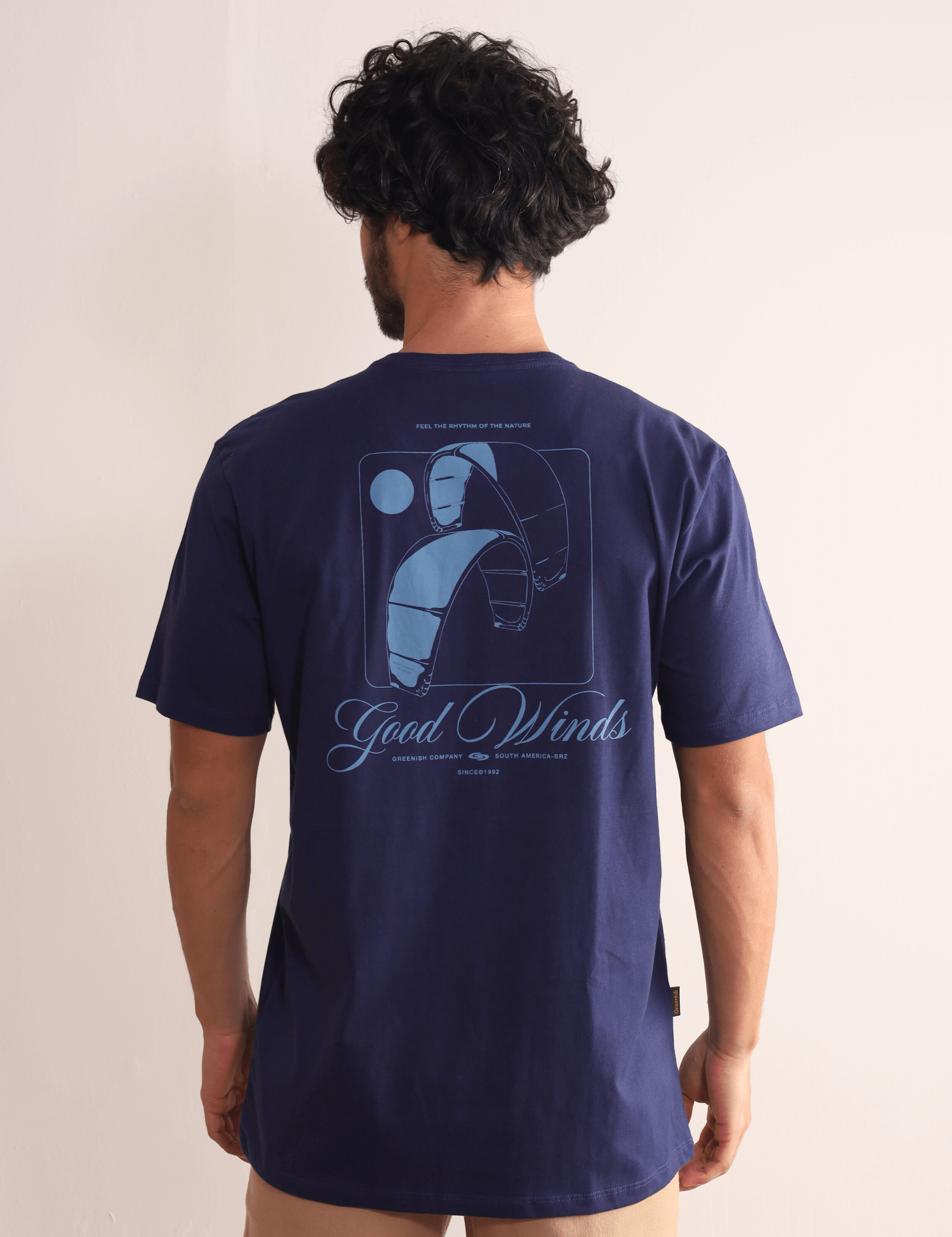 Camiseta Azul Marinho Kites & Good Winds Greenish com silk exclusivo nas costas, celebrando a liberdade no movimento e conexão com o kite.