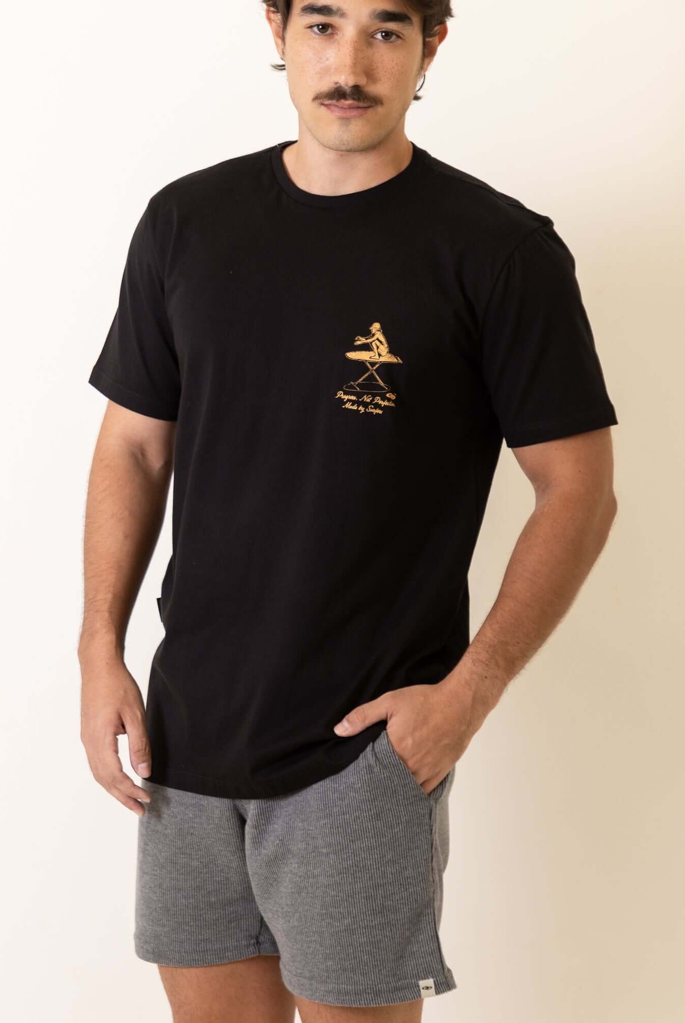 Camiseta Balance Everyday - Preto da marca Greenish, camiseta preta casual com estampa discreta, ideal para looks confortáveis.