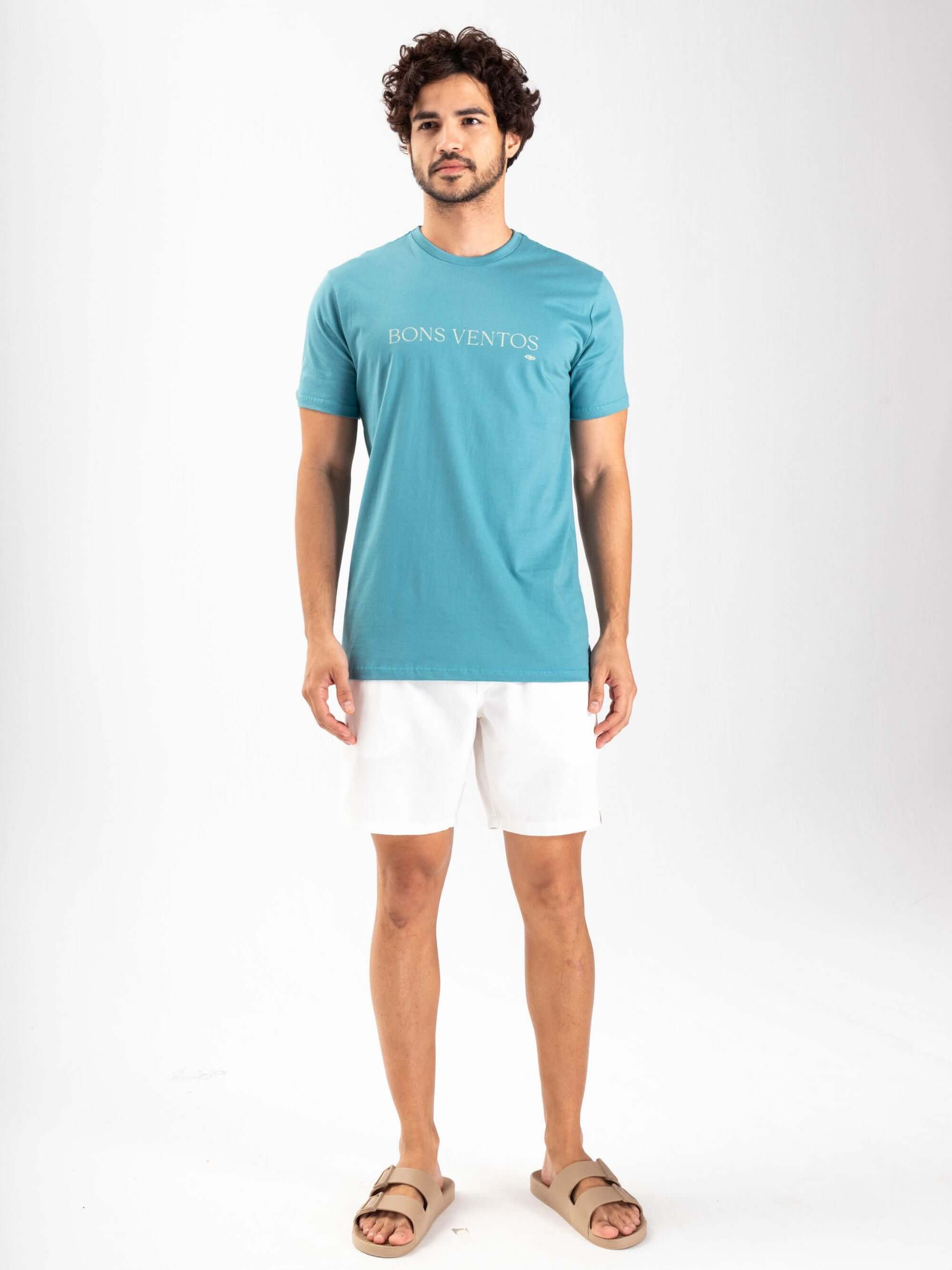 Camiseta Bons Ventos azul médio da marca Greenish, ideal para esportes aquáticos e combinações casuais.