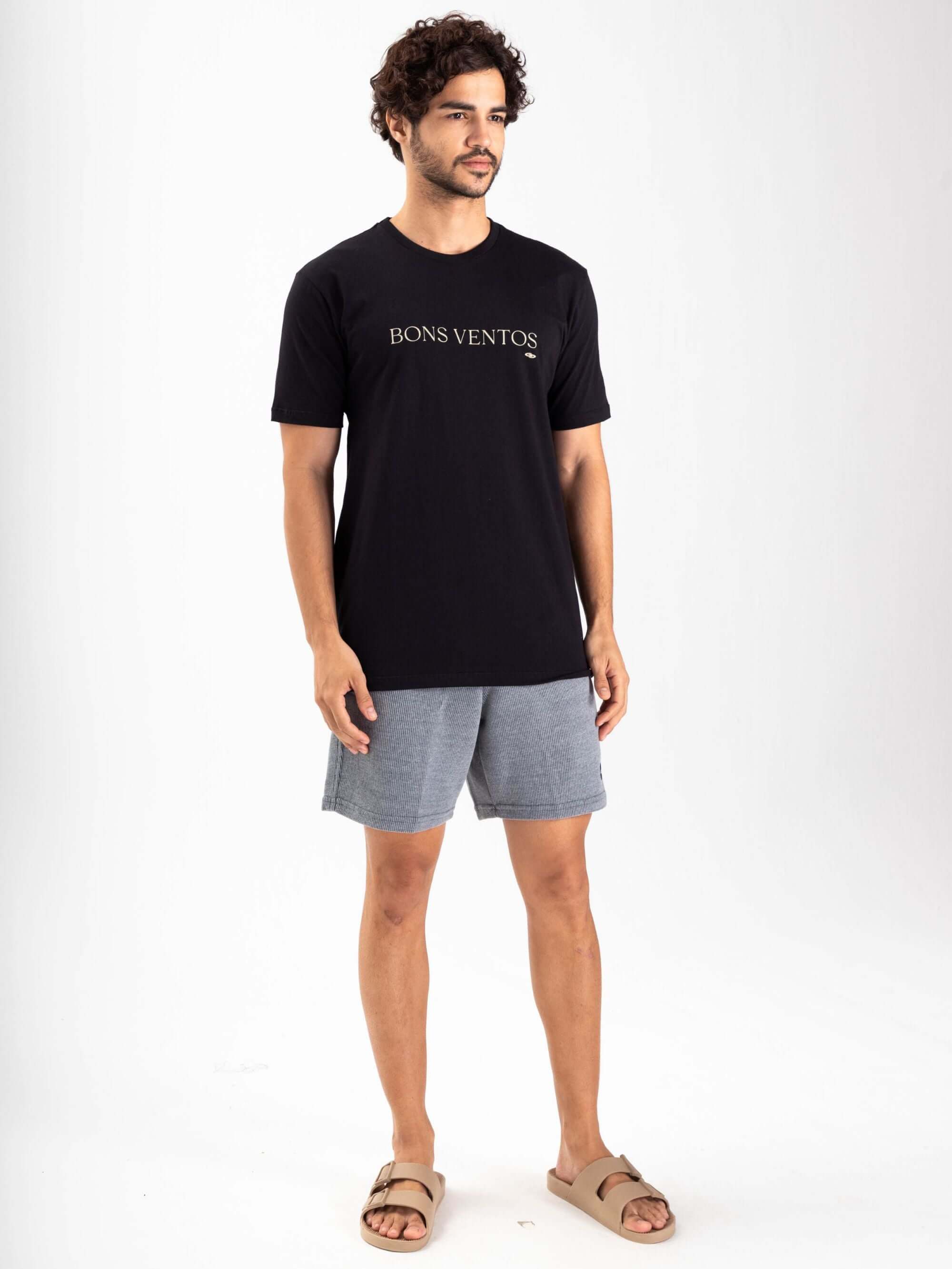 Camiseta Bons Ventos preta da marca Greenish, ideal para kitesurf e atividades aquáticas, fit clássico e confortável.